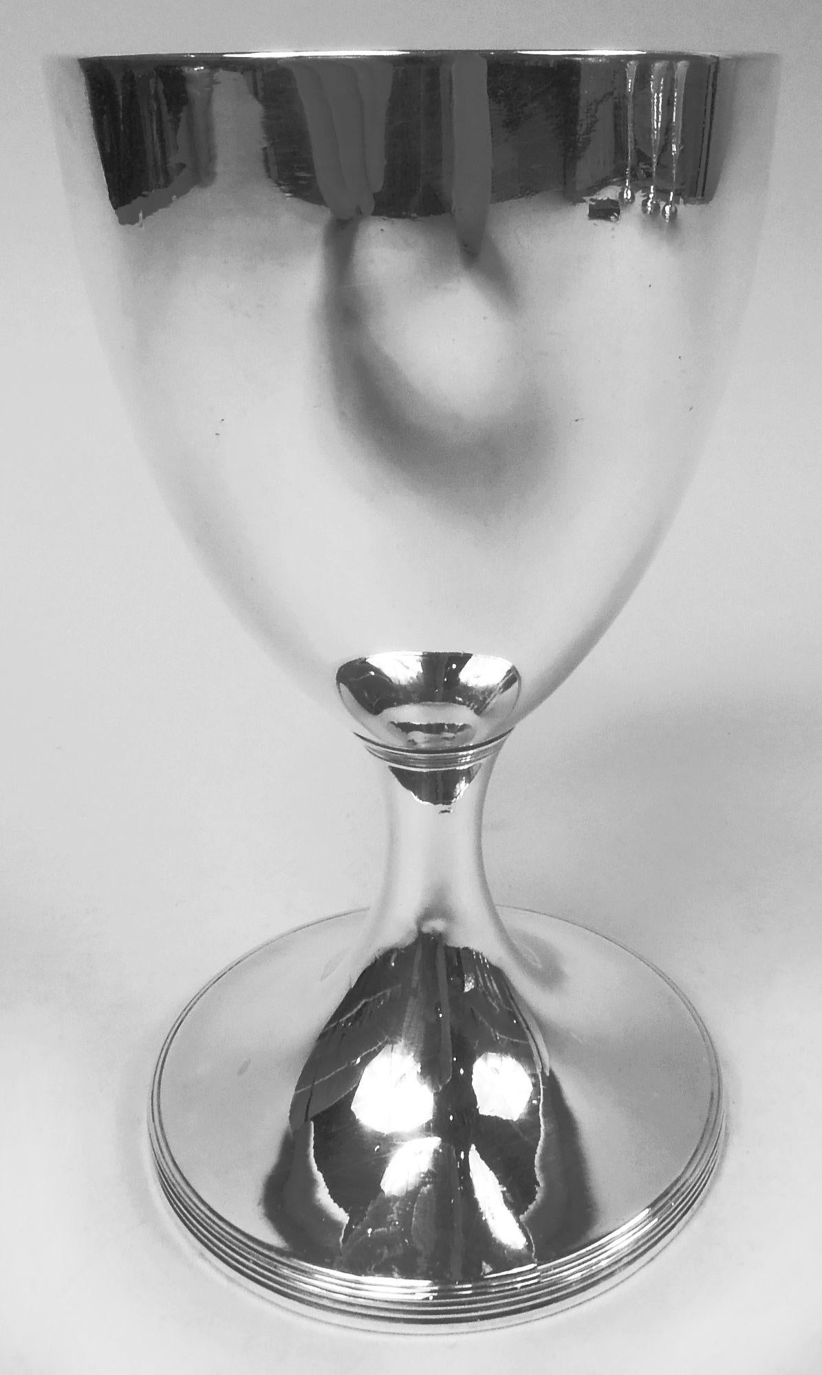 Coupe en argent de George III. Fabriqué par Samuel Godbehere, Edward Wigan et James Boult à Londres en 1803. Coupe ovoïde sur tige cylindrique s'écoulant dans un pied surélevé. Le dessous de la coupe est orné d'un bandeau de dents et le bord du pied