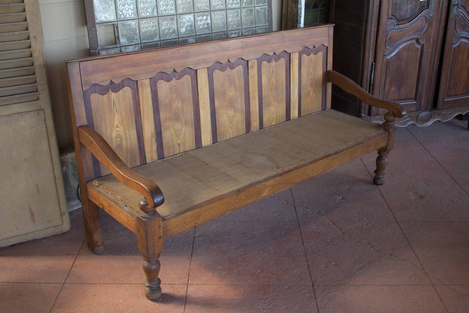 Large Georgian oak and mahogany settle with turned arm supports.