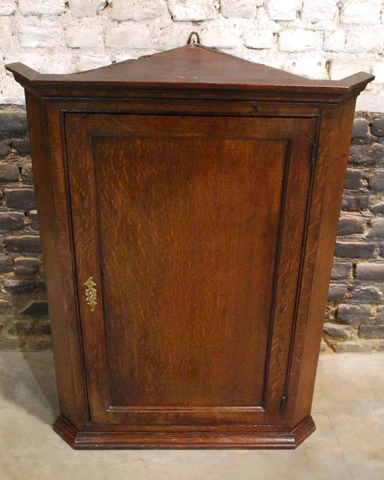 This beautiful antique hanging corner cabinet was made in England, circa 1850.
It is made in solid quarter-sawn oak. Quartersawn oak is defined as wood where the annular growth rings intersect the face of the board at a 60 to 90-degree angle. When