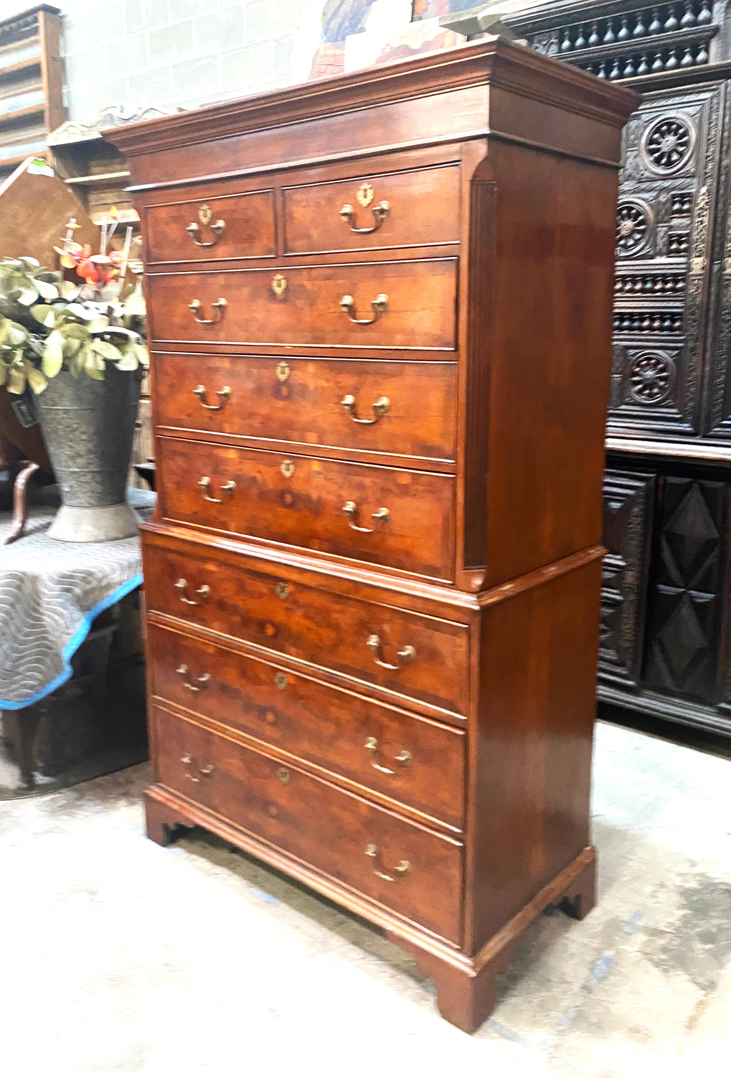 Exquisite antique English oak 18th century Georgian era chest on chest - chest of drawers. Late 18th - Early 19th c. A gorgeous example of an 18th century English 