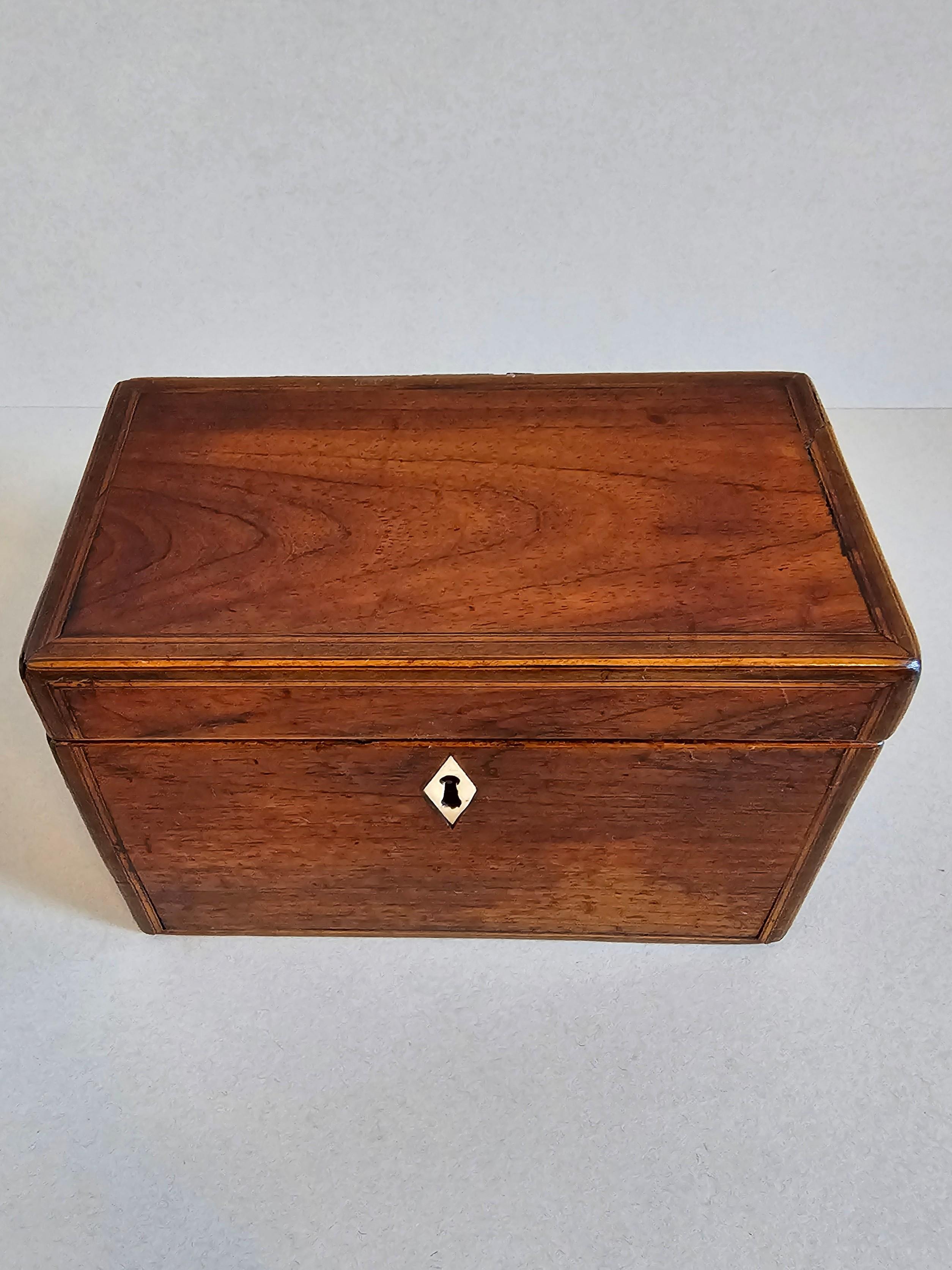 Antique English Georgian Period Mahogany Tea Caddy circa 1800 In Good Condition For Sale In Forney, TX