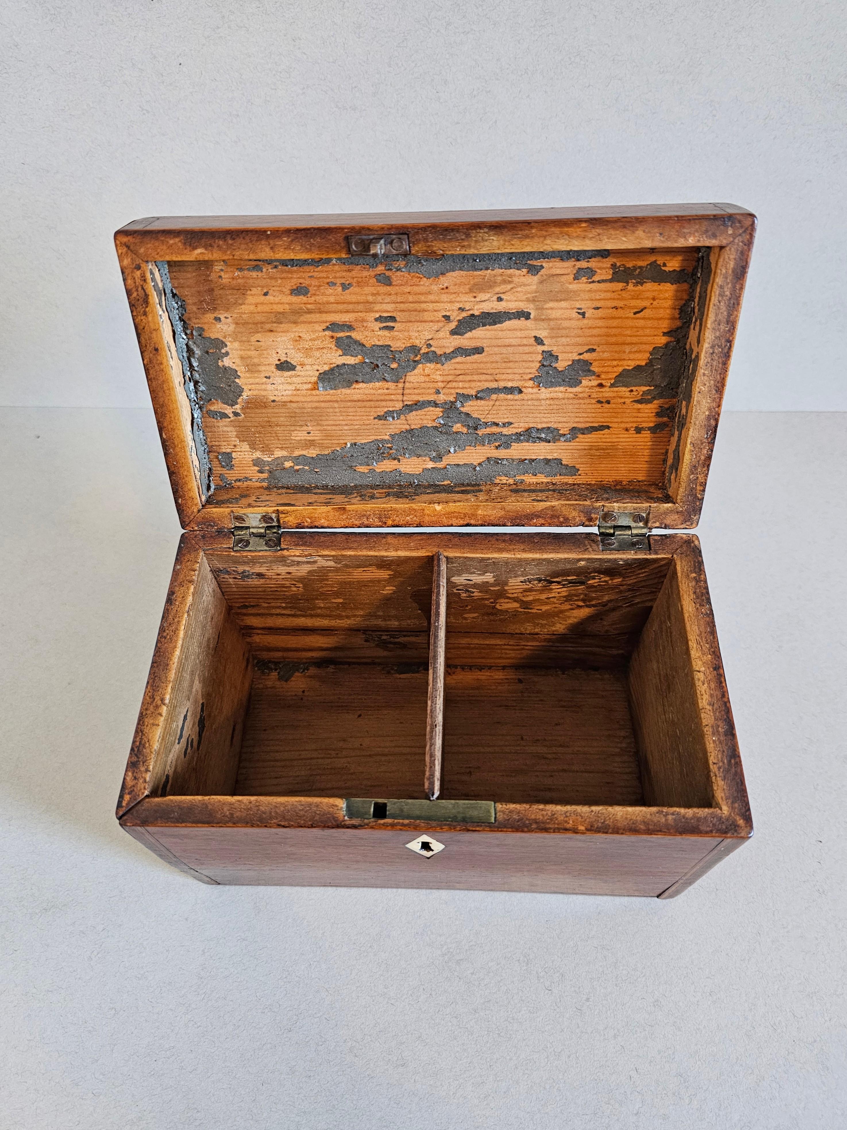 Antique English Georgian Period Mahogany Tea Caddy circa 1800 In Good Condition For Sale In Forney, TX