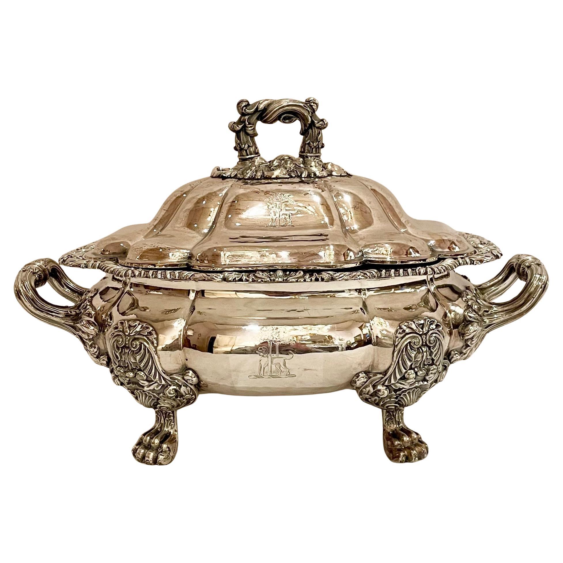 Sopera y tapa inglesas antiguas de época georgiana chapadas en plata de Sheffield con borde enrollado, hacia 1800-1830.