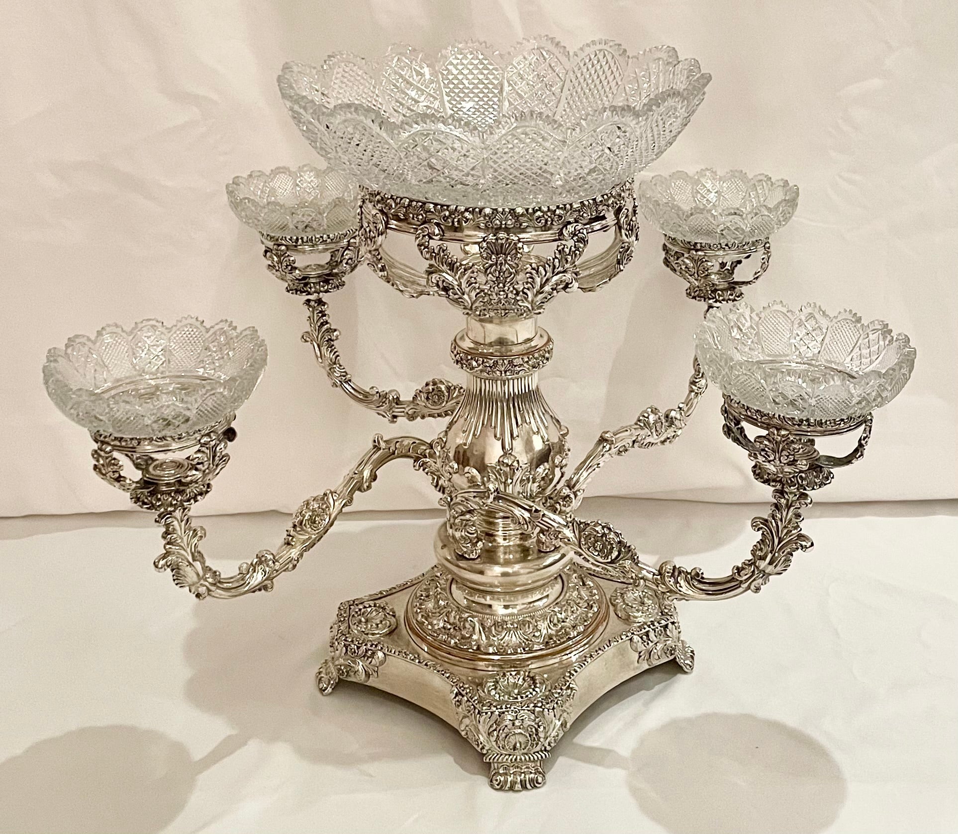 Antigua epergne inglesa georgiana de Sheffield de plata y cristal tallado, hacia 1830.