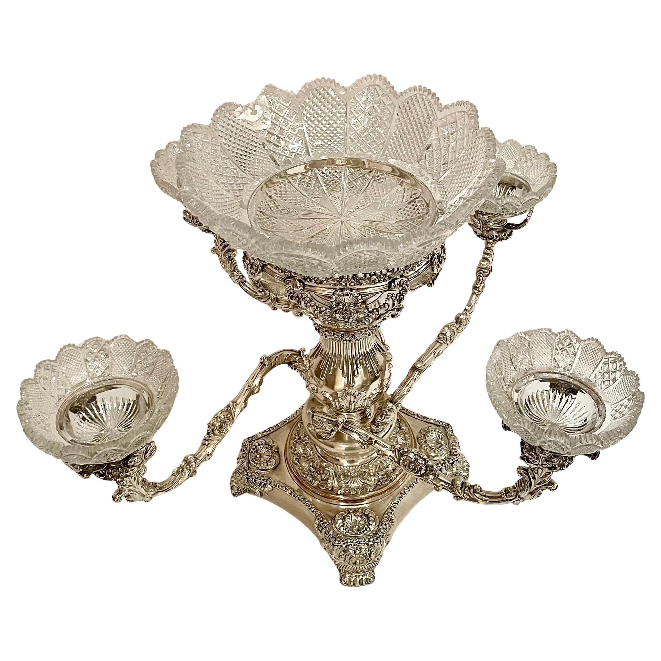 Antigua Epergne inglesa georgiana de Sheffield de plata y cristal tallado Georgiano en venta