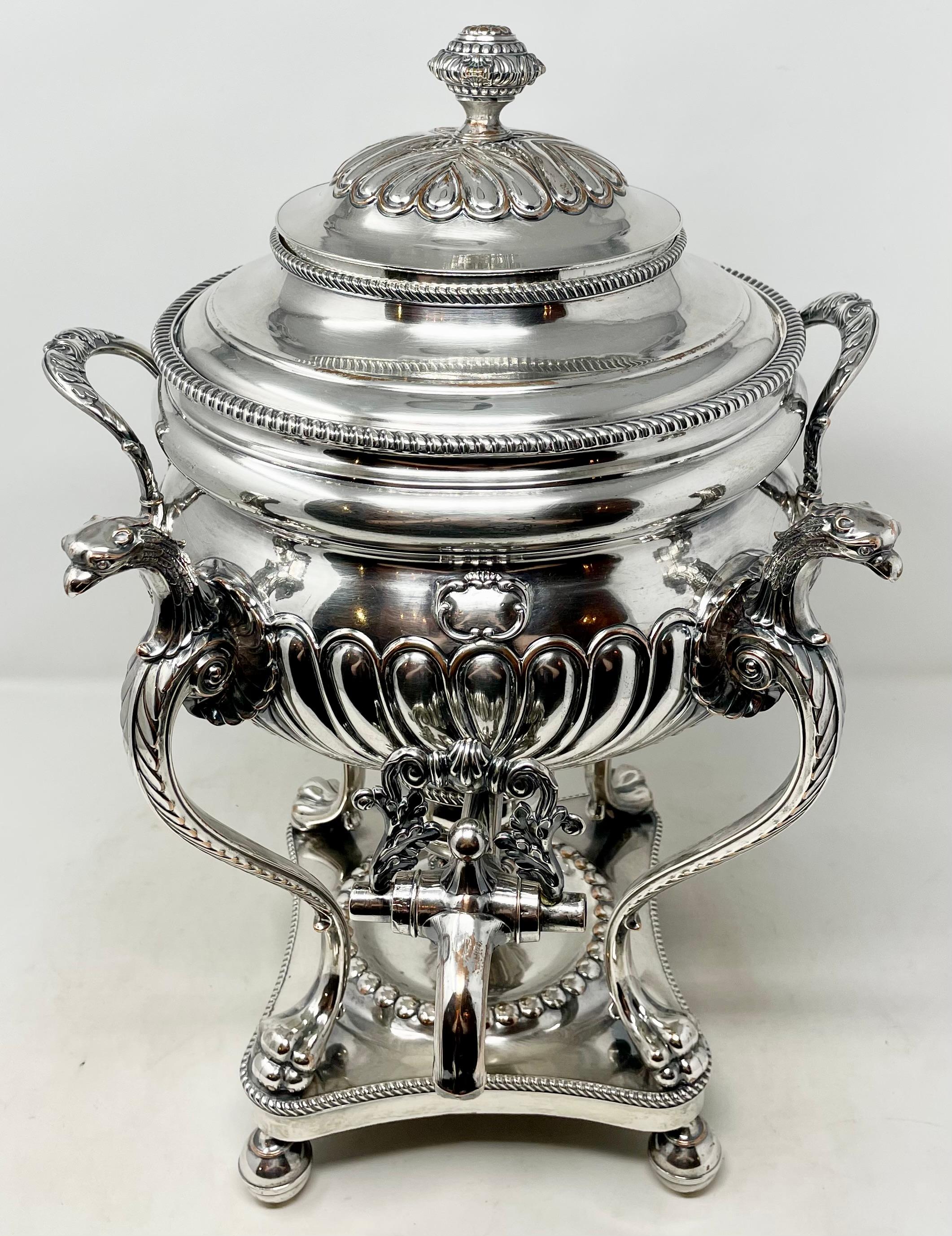 Anglais Ancienne urne en argent Sheffield pour le service du thé, Circa 1830-1840. en vente