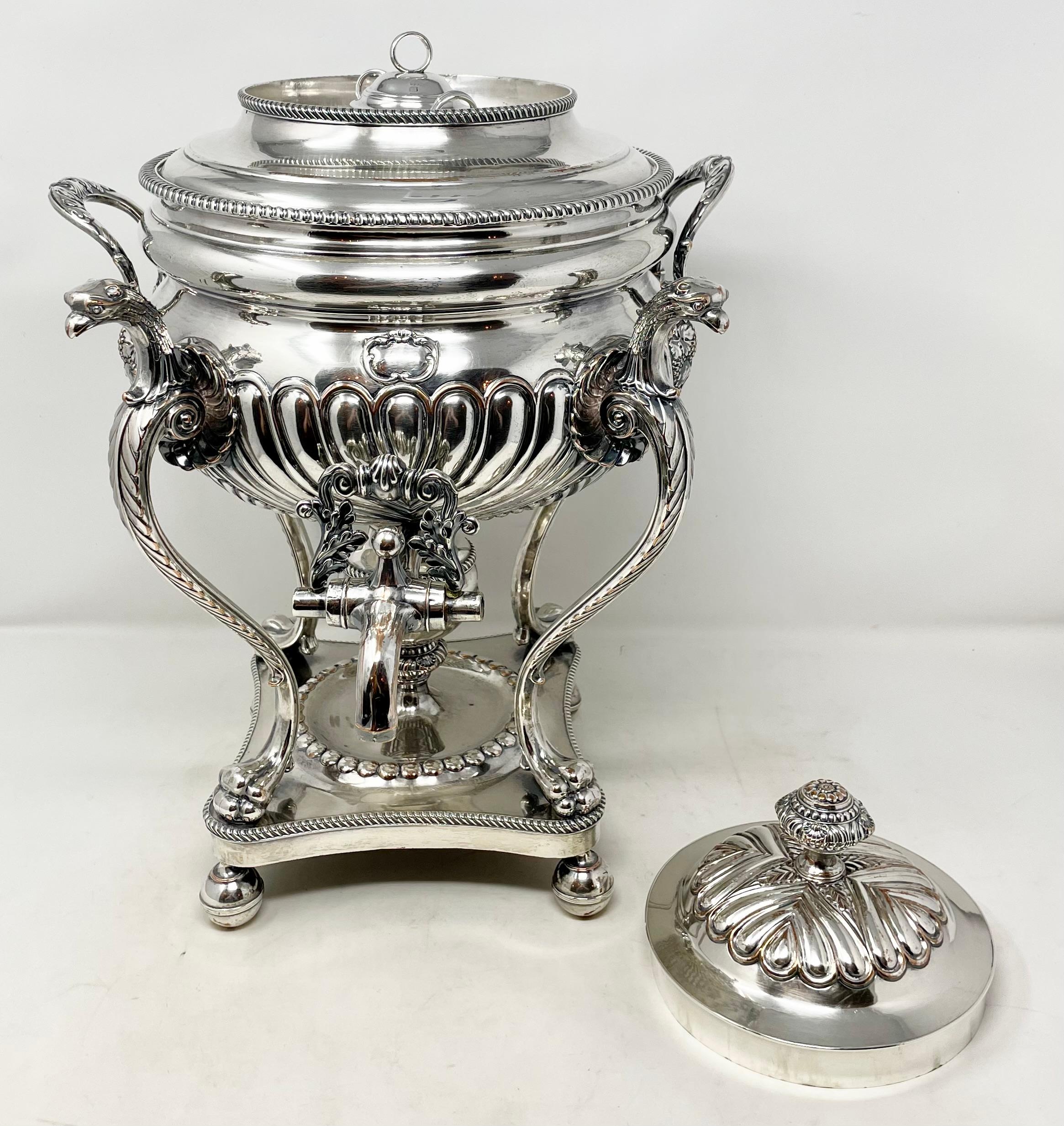 Ancienne urne en argent Sheffield pour le service du thé, Circa 1830-1840. Bon état - En vente à New Orleans, LA