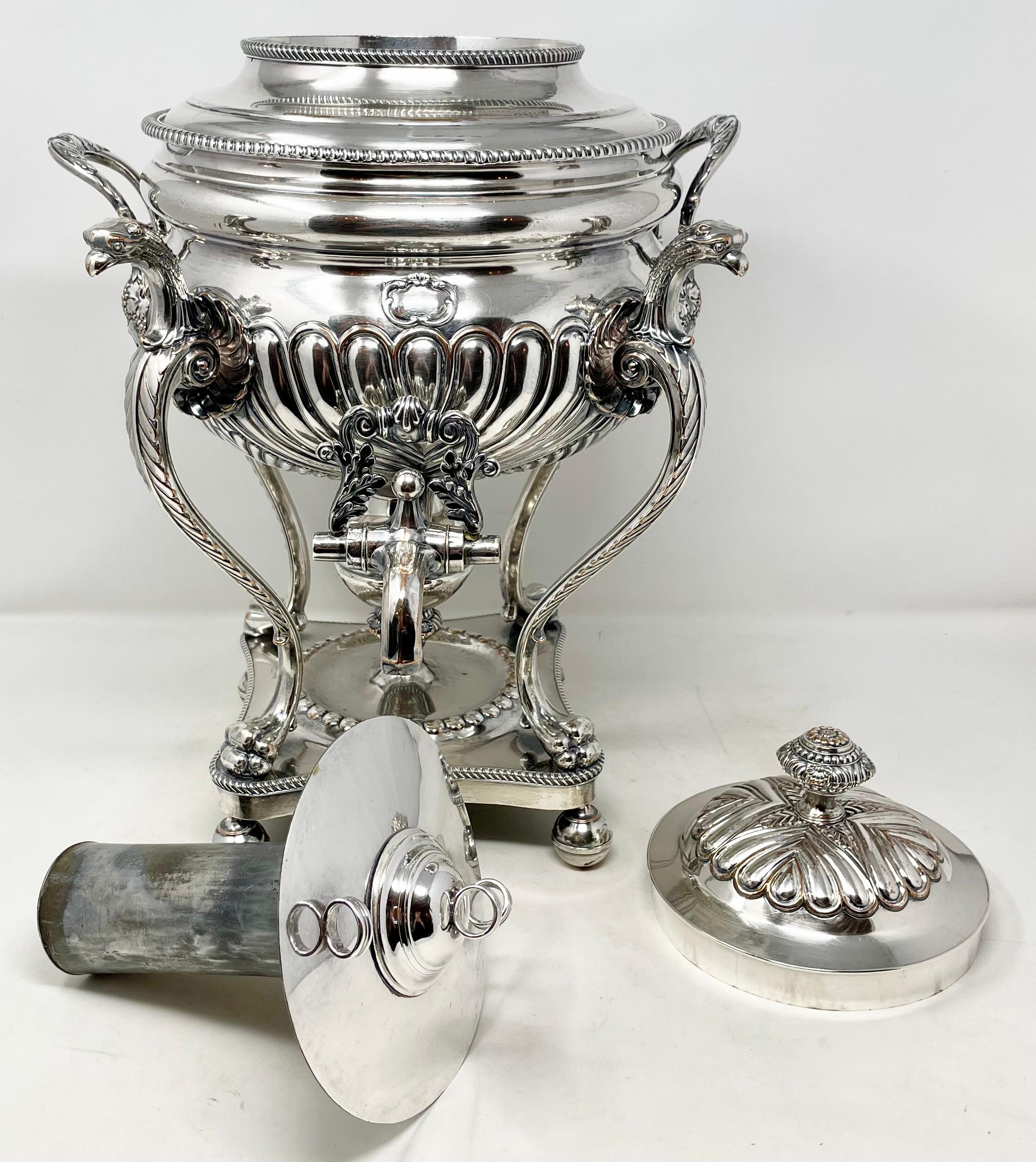 Plaqué Sheffield Ancienne urne en argent Sheffield pour le service du thé, Circa 1830-1840. en vente