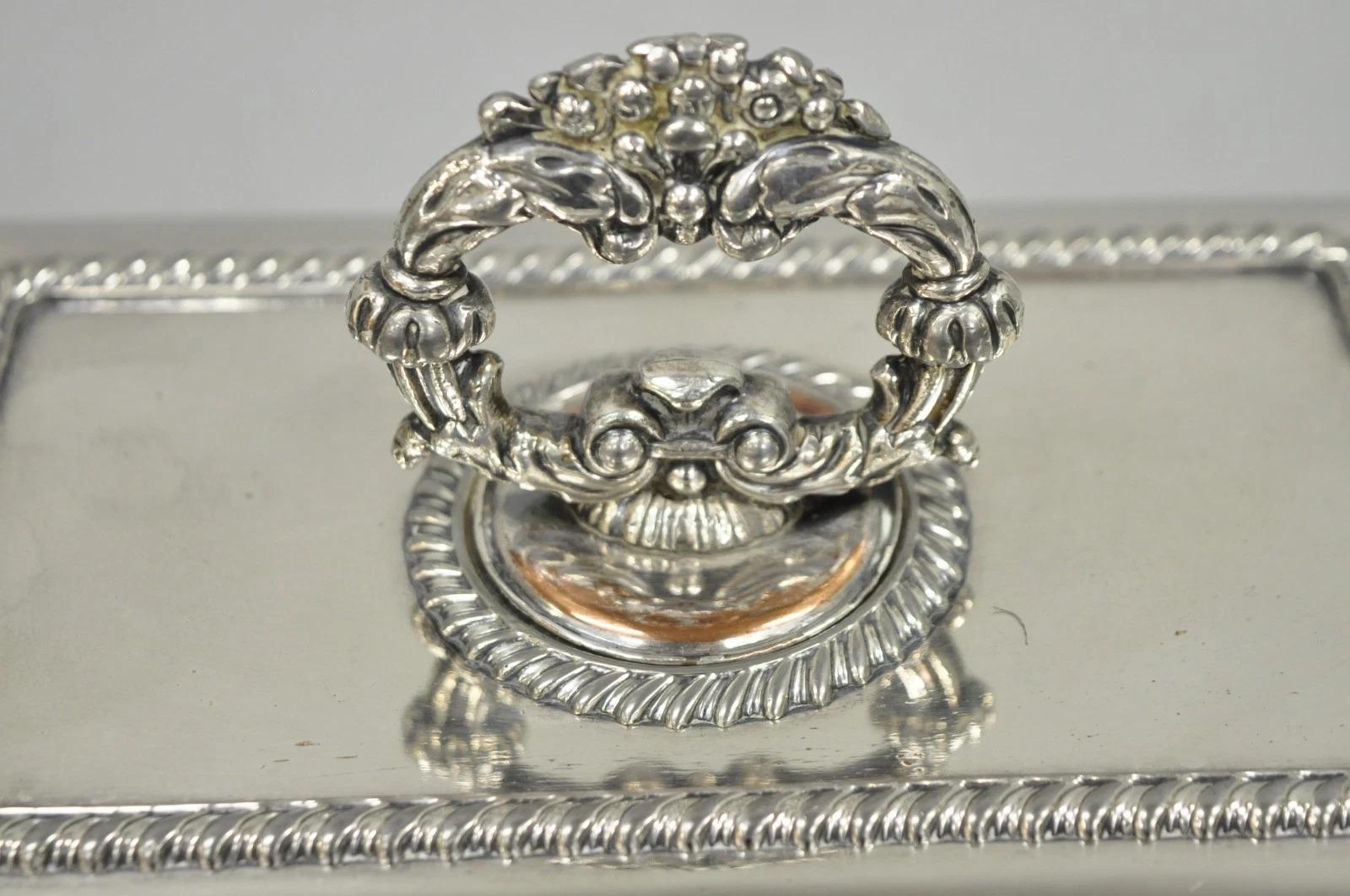 Antico piatto da portata georgiano inglese rivestito d'argento su piedini di legno con stemma/scudo di famiglia inciso. Circa alla fine del XIX secolo. Misure: 7,5