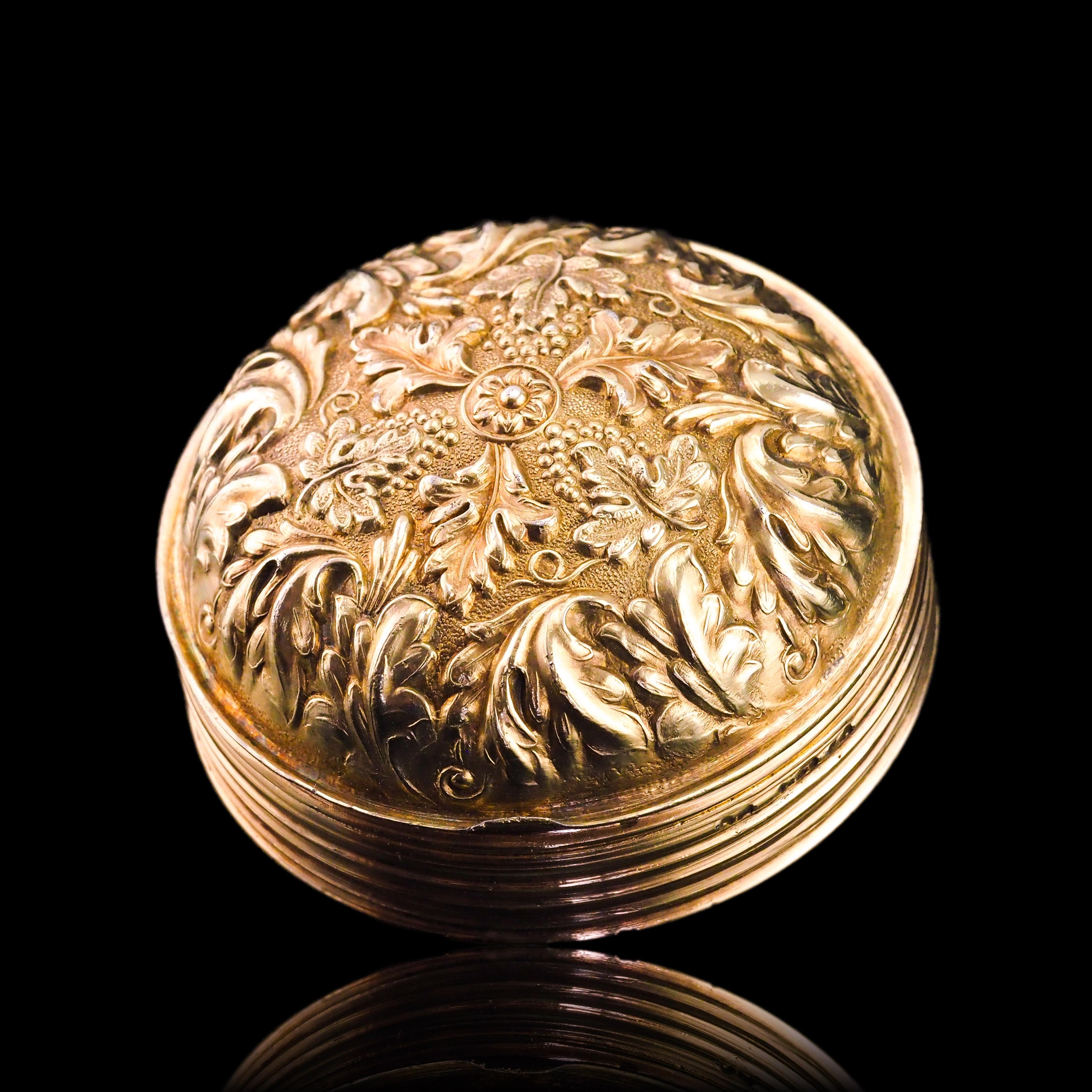 Antique English Georgian Spherical/Circular Silver Gilt Snuff Box  - 1823 For Sale 5