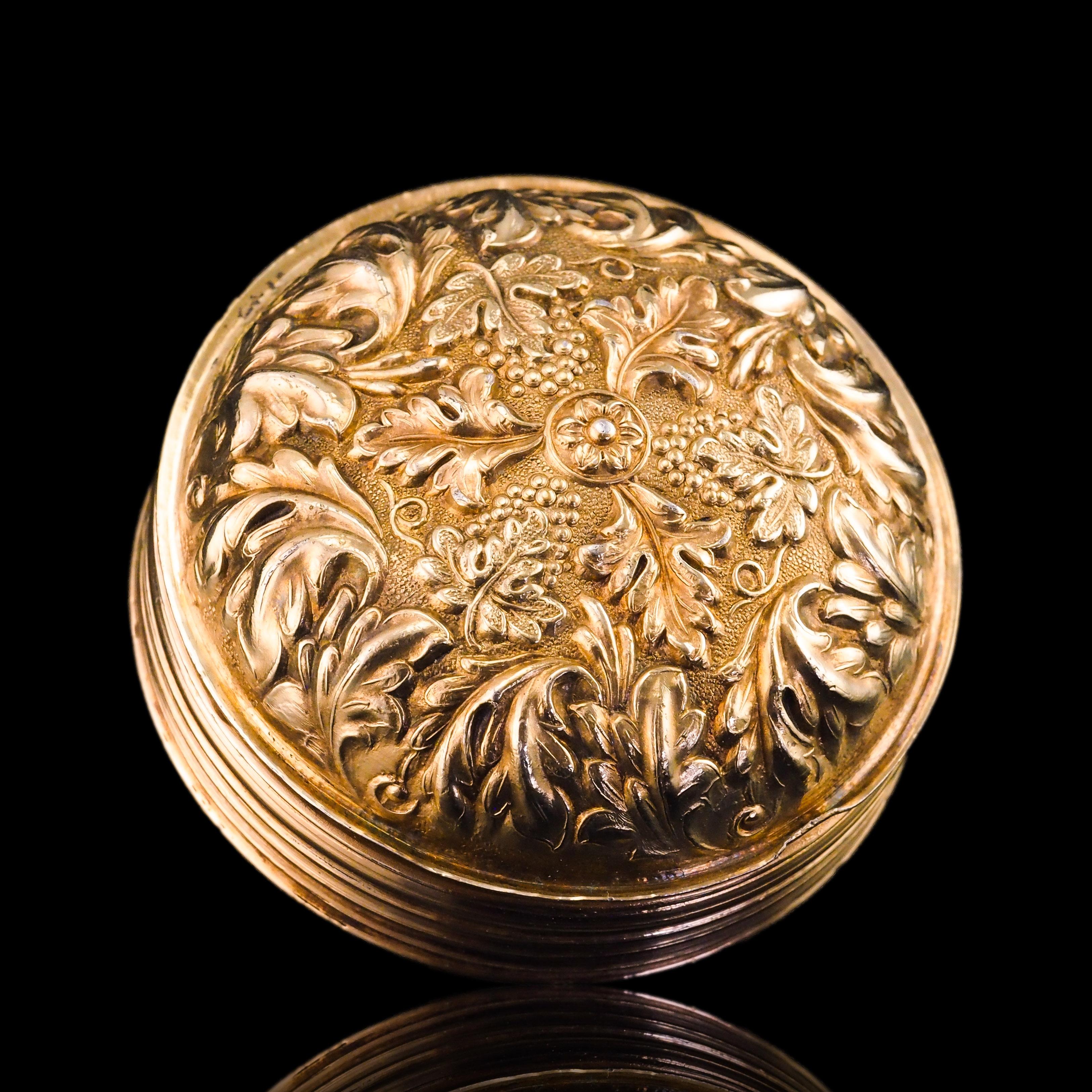 Antique English Georgian Spherical/Circular Silver Gilt Snuff Box  - 1823 In Good Condition For Sale In London, GB