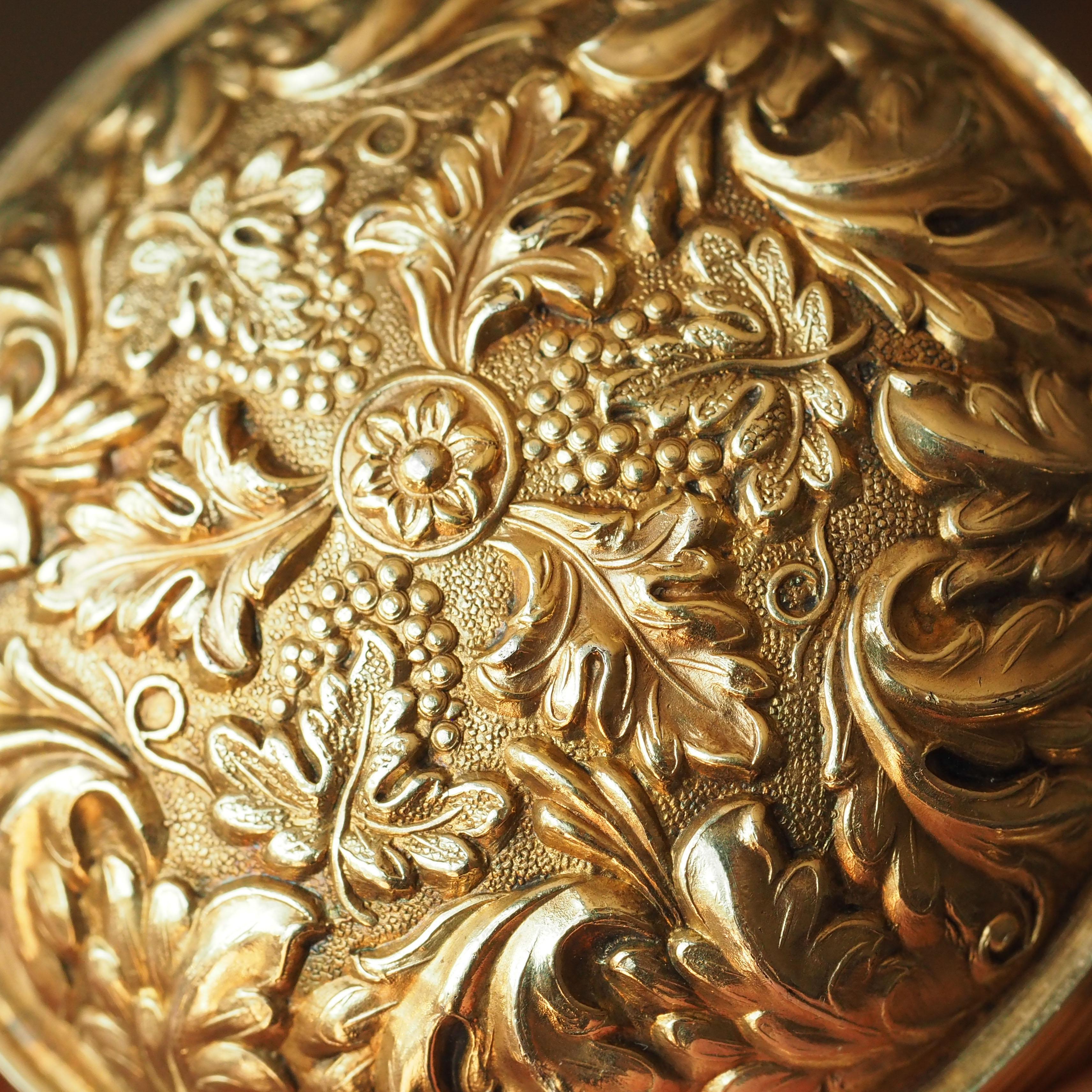 XIXe siècle Ancienne tabatière anglaise géorgienne sphérique/circulaire en argent doré  - 1823 en vente
