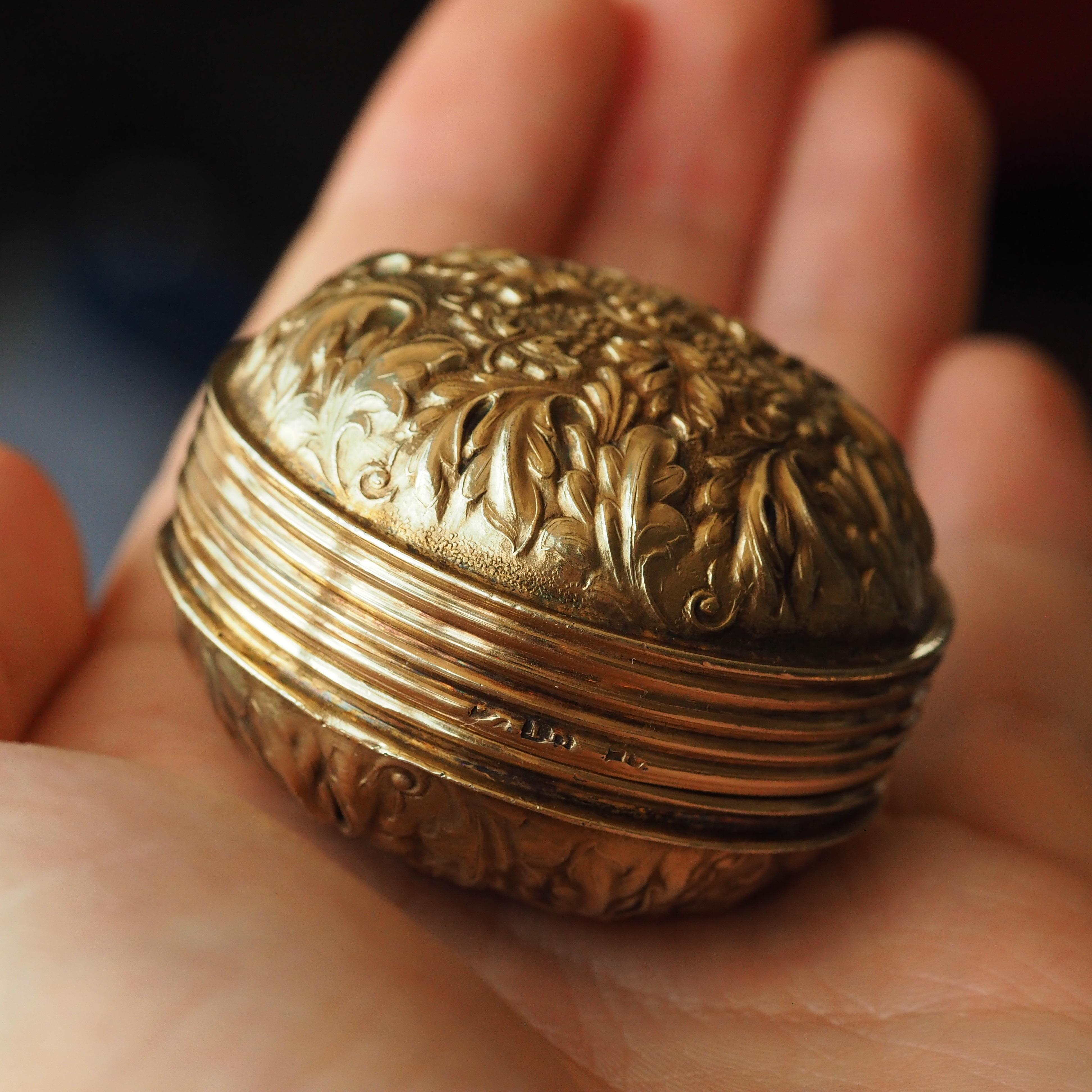 Antique English Georgian Spherical/Circular Silver Gilt Snuff Box  - 1823 For Sale 2