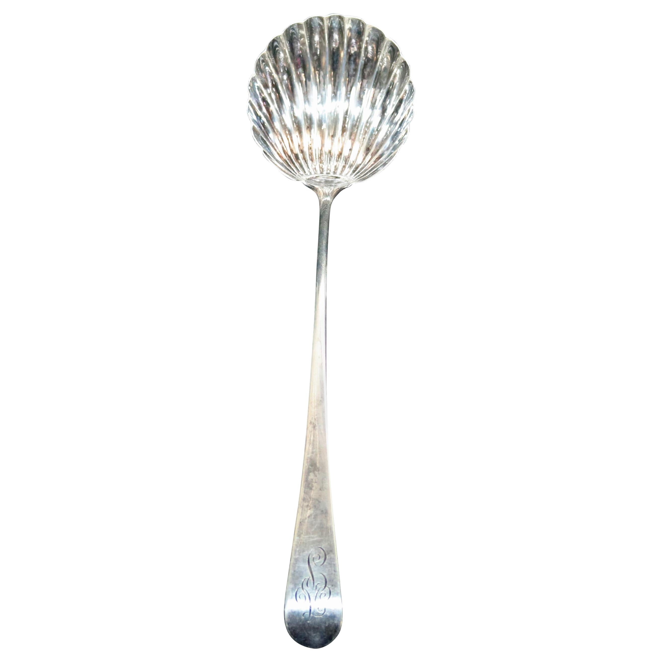 Ancienne louche anglaise géorgienne en forme de coquille en argent sterling, poinçonnée, 5,5 T.O., vers 1930