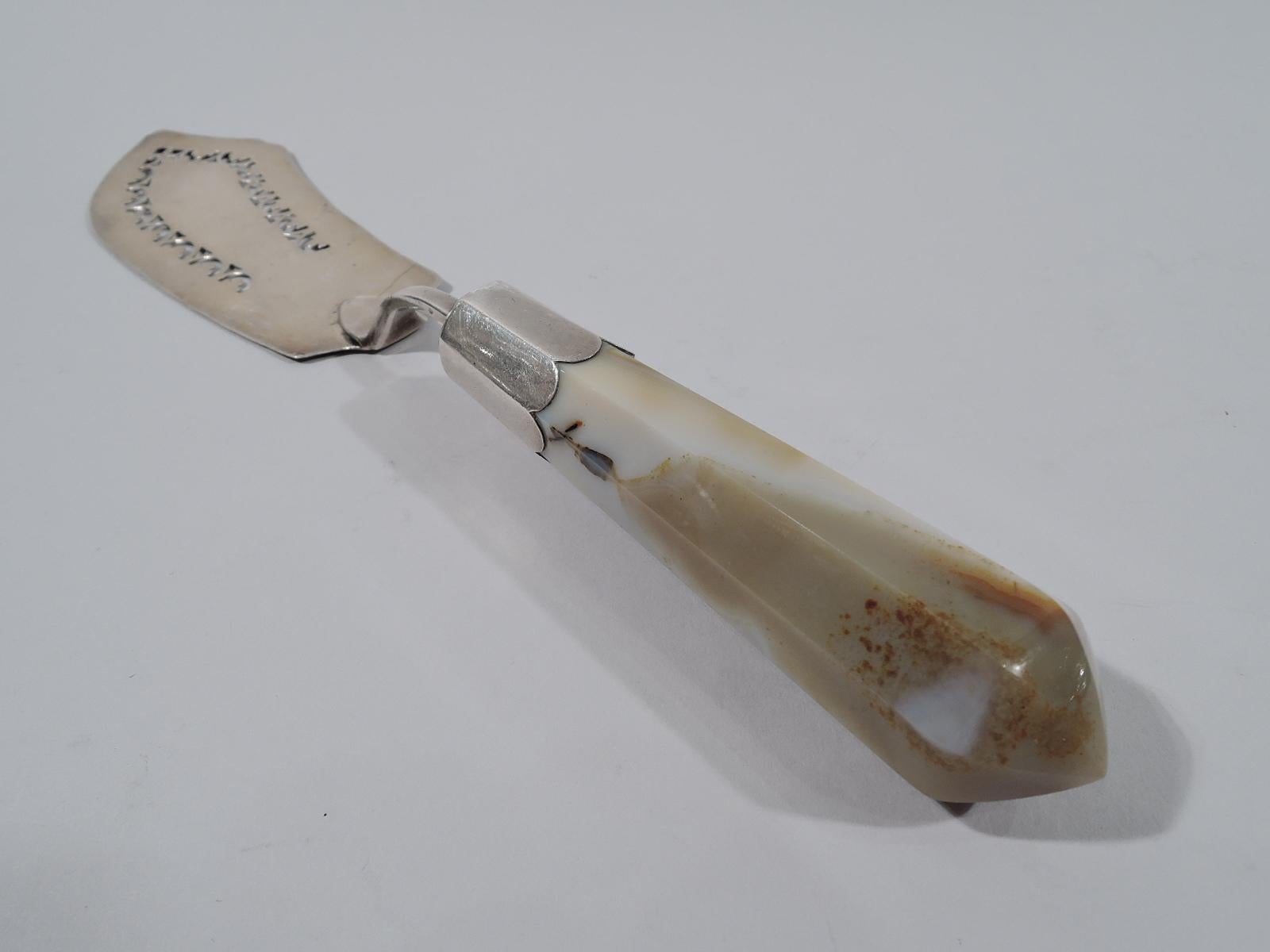 English Georgian sterling silver and agate fish slice, 1797. Flat and shaped blade with pierced foliate border. Faceted and tapering agate handle in scalloped sterling silver mount. A beautiful server that’s good for another couple centuries of use.