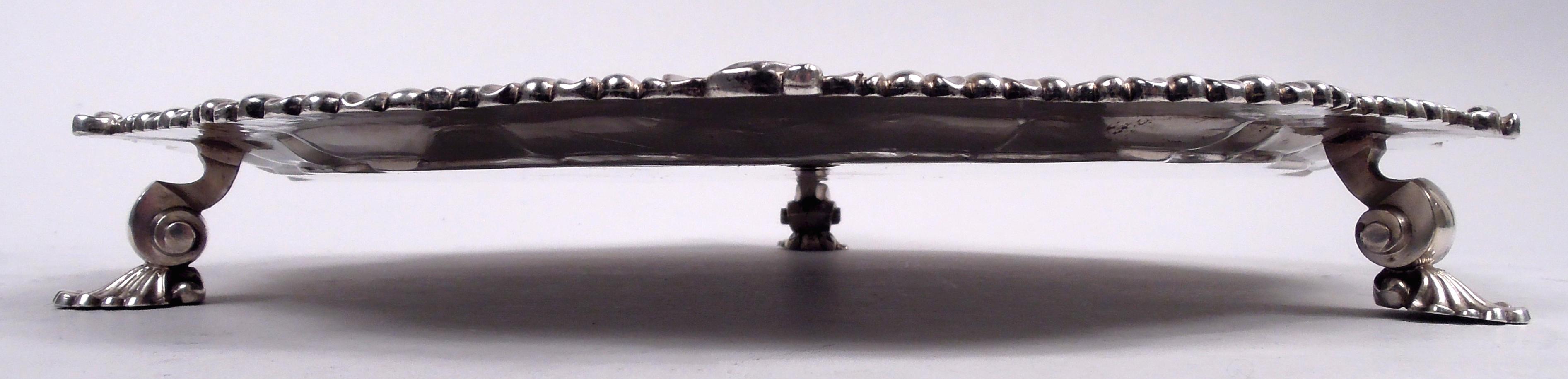 George II Sterling Silber Salver. Hergestellt von John Luff in London im Jahr 1742. Rund und schlangenförmig; mit Blättern durchsetzter, girlandenförmiger Rand. Eingraviertes Wappen. Drei Volutenstützen und Muschelschalenfüße. Vollständig markiert.