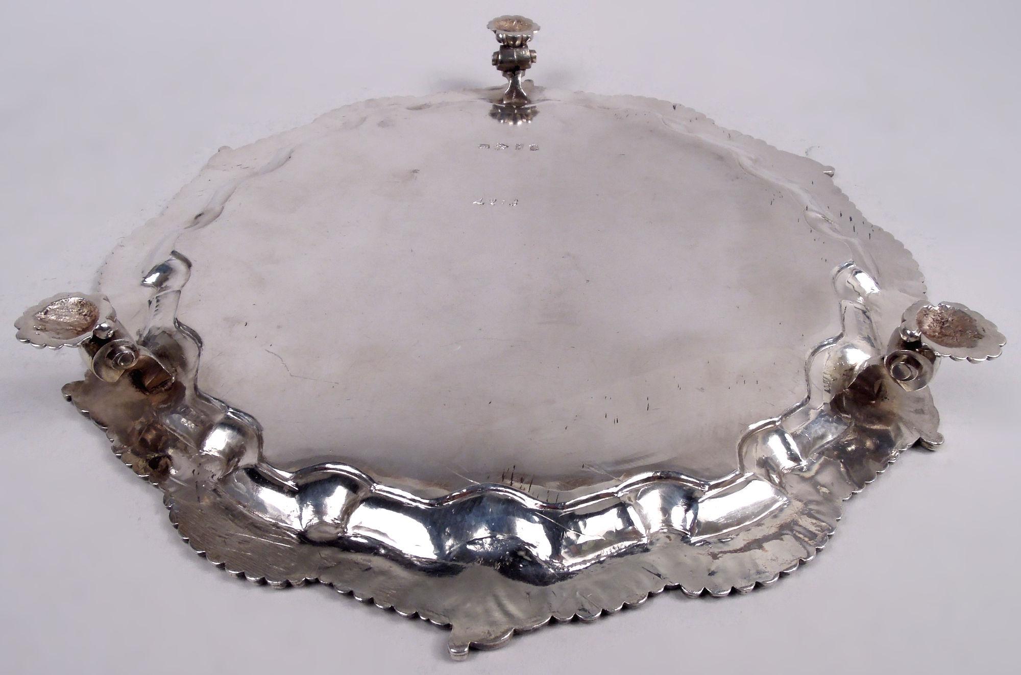 Antiker englischer georgianischer Wappenteller aus Sterlingsilber, 1742 im Angebot 1