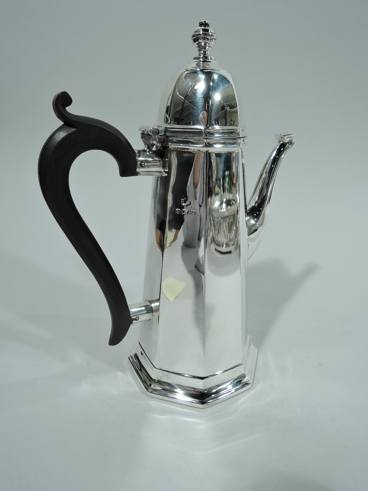 Antique English Georgian Sterling Silver Coffee Pot In Good Condition In New York, NY