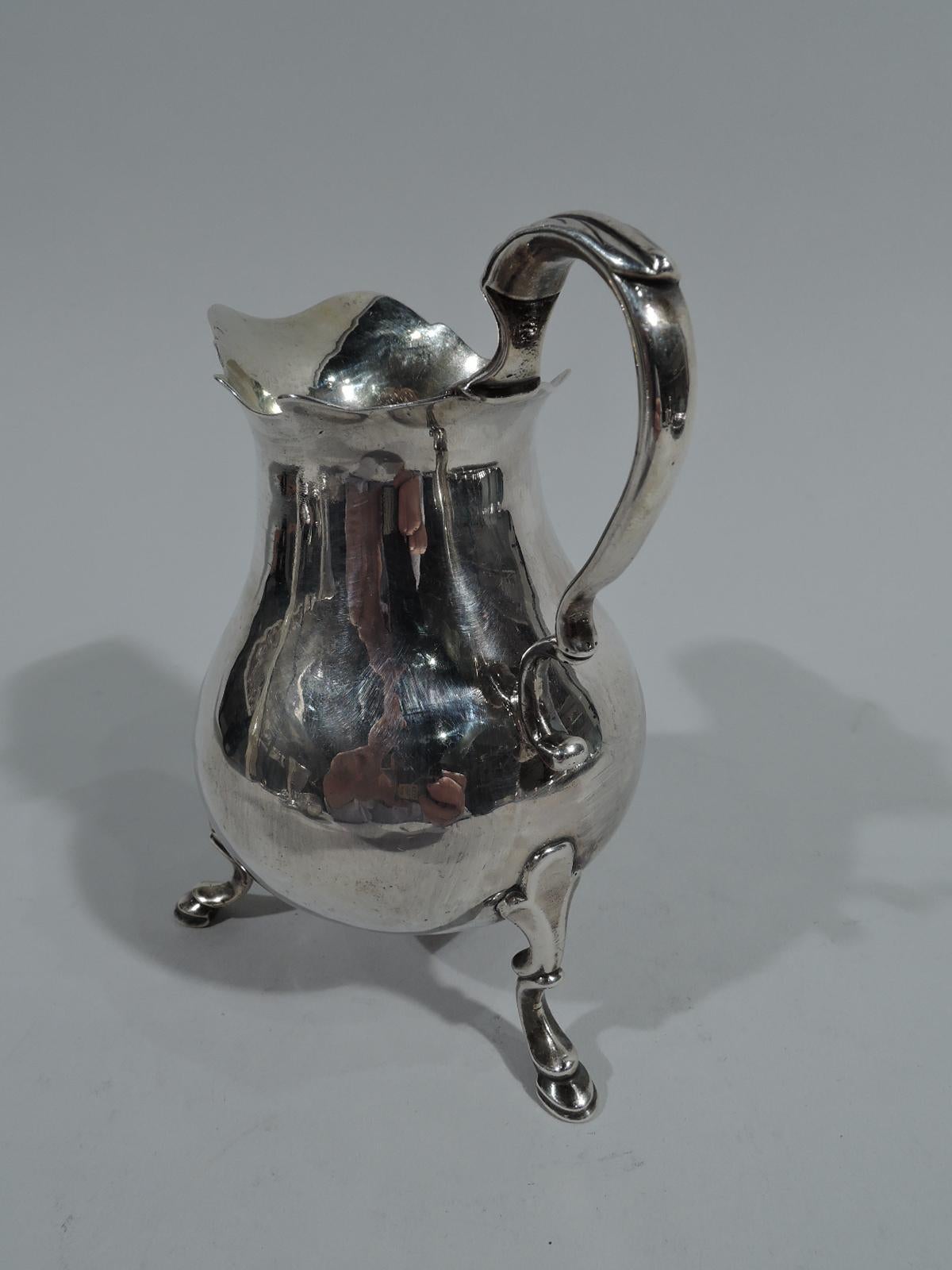 Antique English Georgian Sterling Silver Creamer In Good Condition In New York, NY
