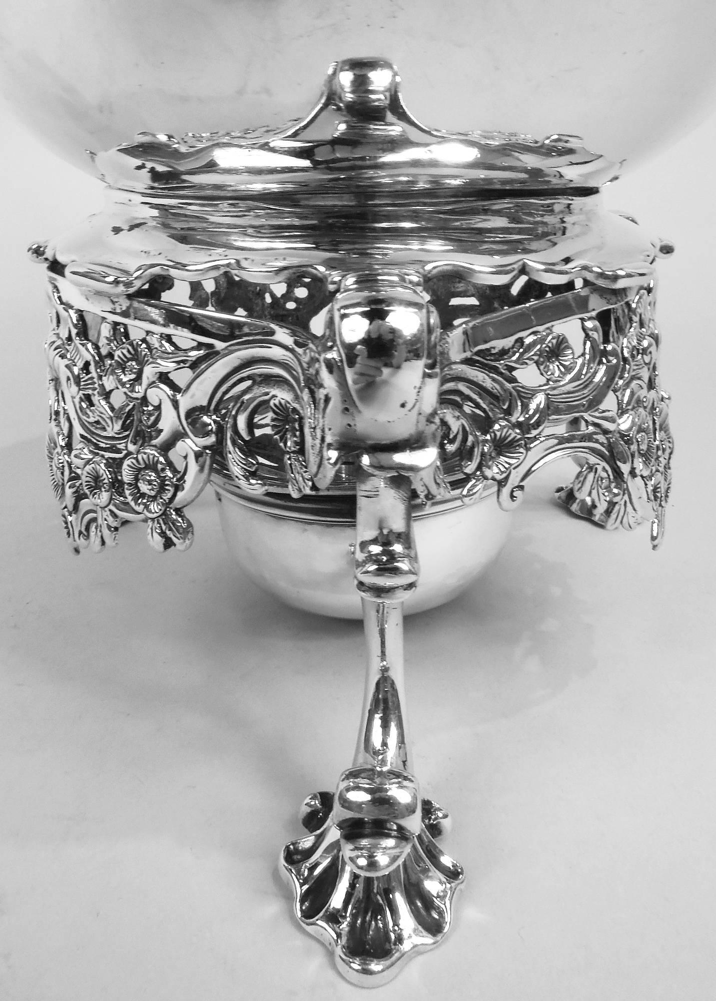 Antigua tetera inglesa georgiana de plata de ley sobre soporte en venta 3