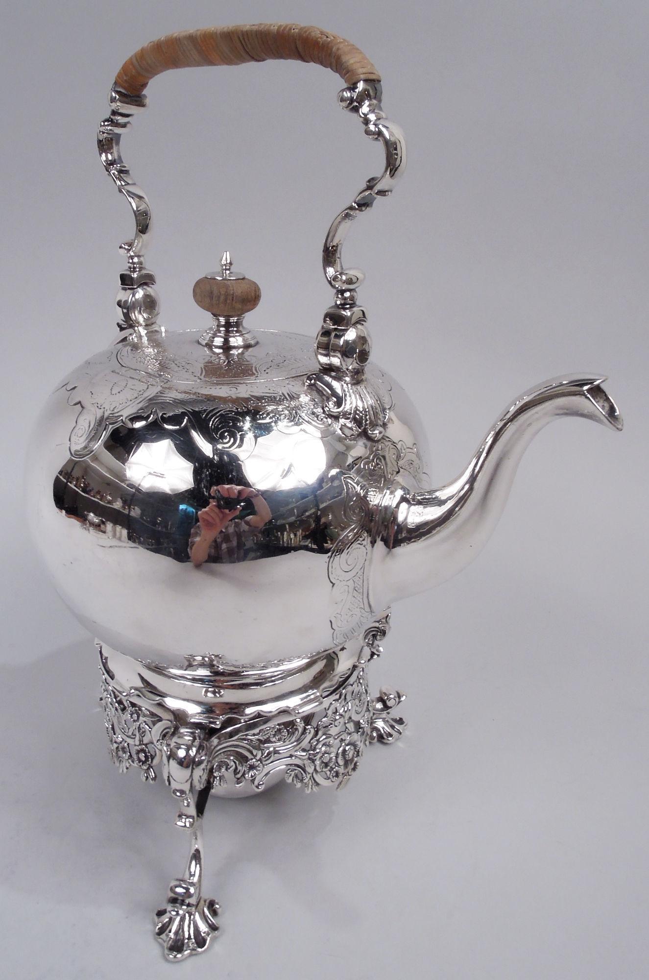 Antigua tetera inglesa georgiana de plata de ley sobre soporte Georgiano en venta