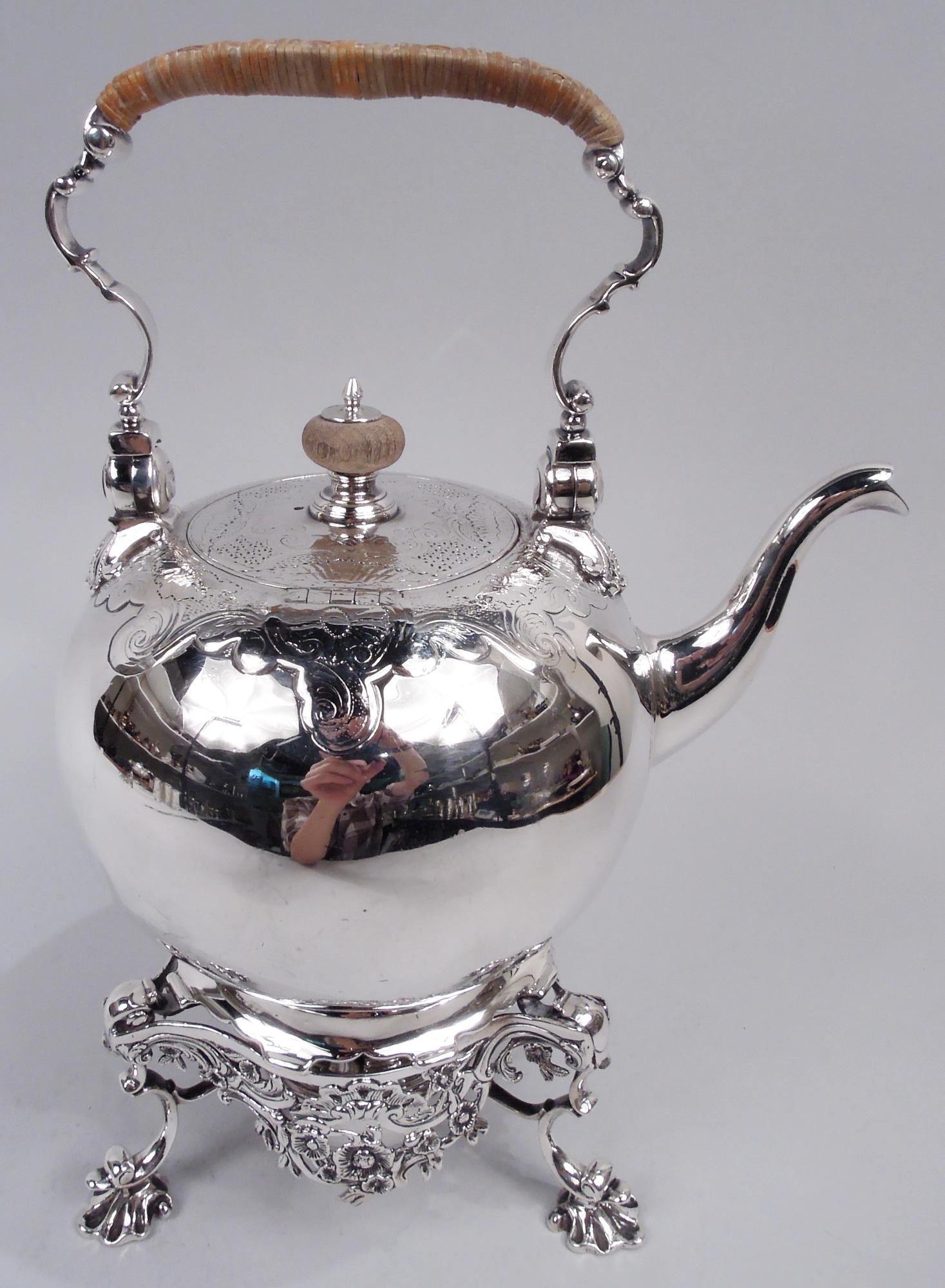 Antigua tetera inglesa georgiana de plata de ley sobre soporte Británico en venta