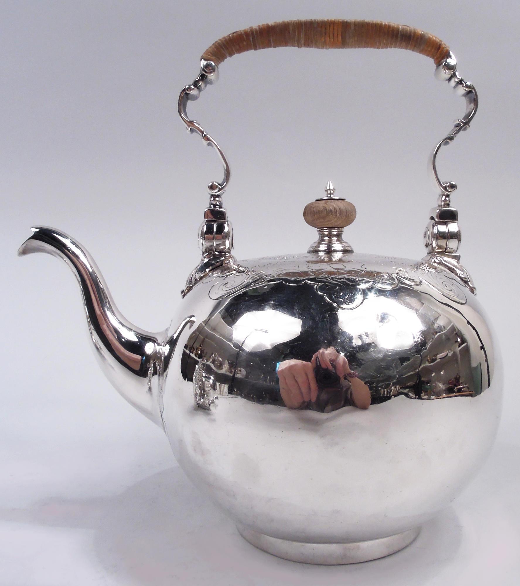 Antigua tetera inglesa georgiana de plata de ley sobre soporte en Bueno estado para la venta en New York, NY