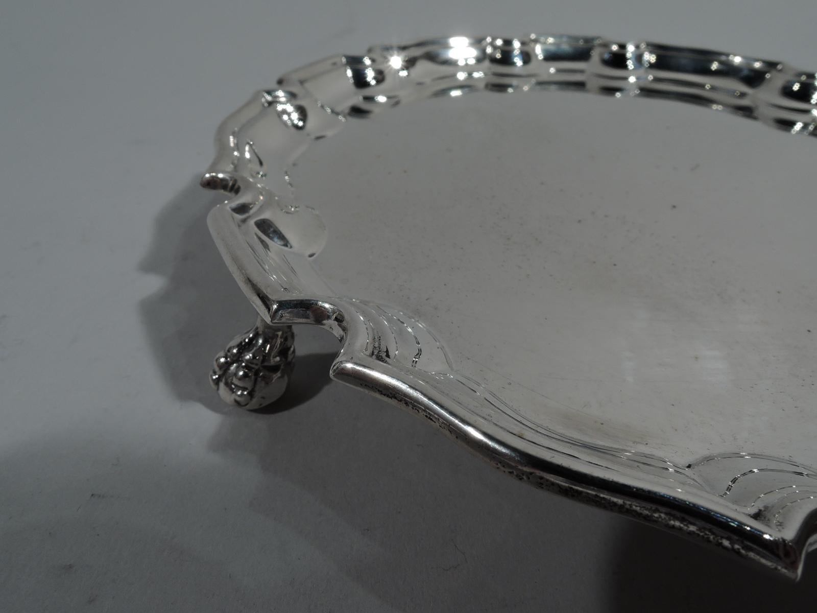 Antique English Georgian Sterling Silver Piecrust Salver Tray In Excellent Condition In New York, NY