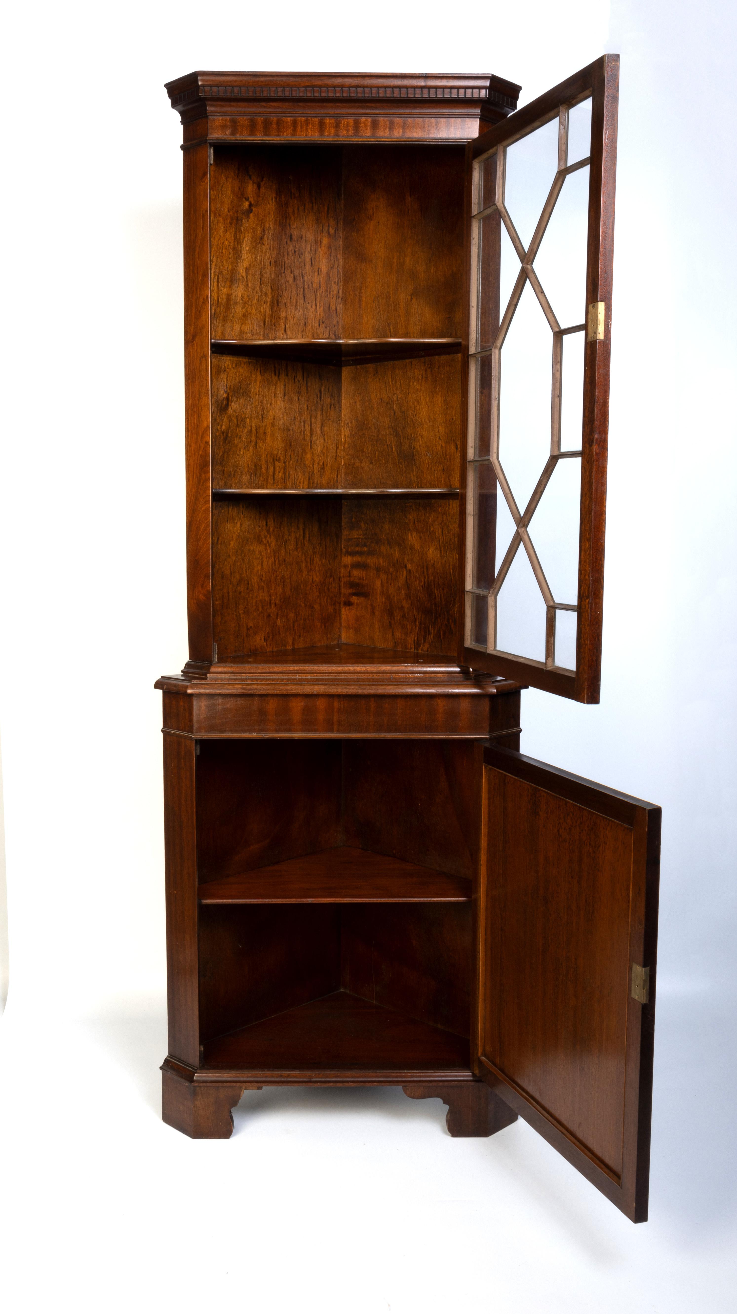 Ottone Antico mobile da esposizione angolare inglese in stile georgiano con vetro astragalico in vendita