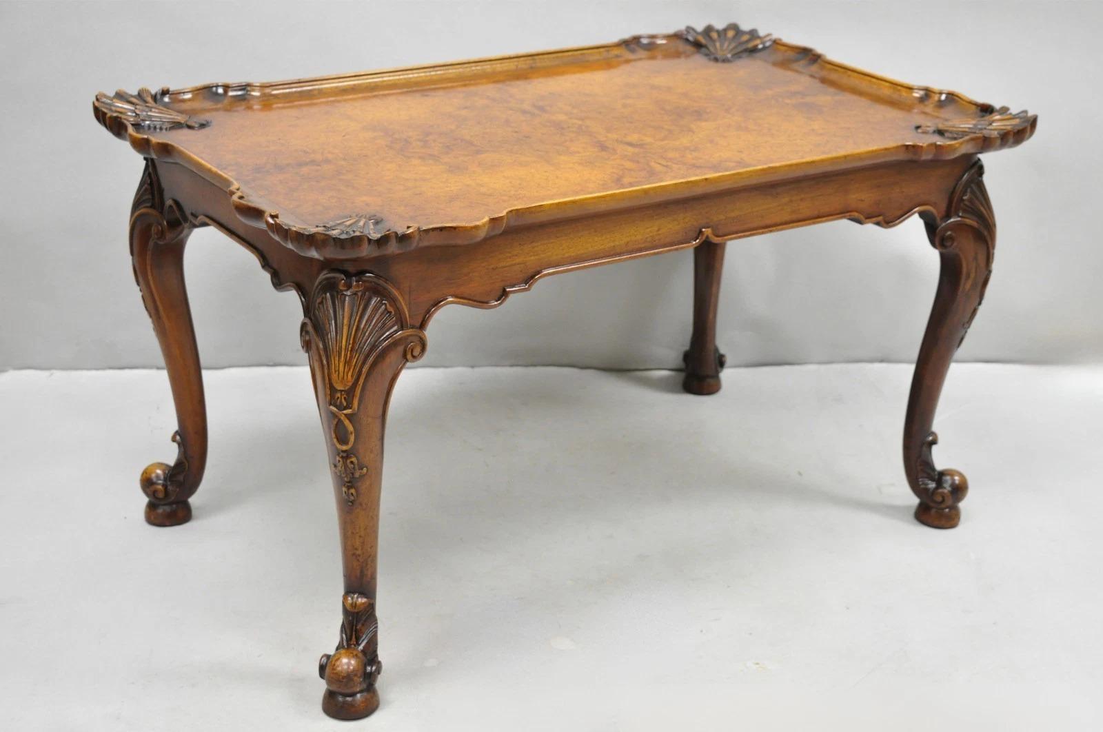 Georgien Antique English Georgian Style Burl Walnut Shell Carved Scalloped Coffee Table en vente