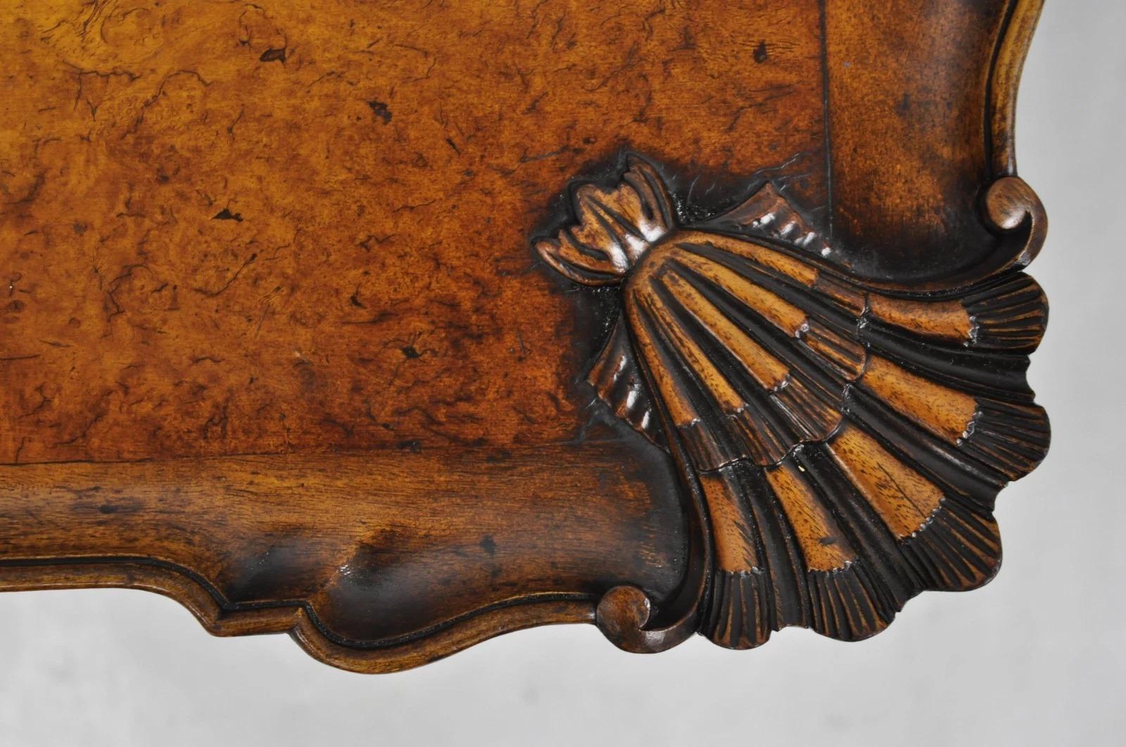 Antique English Georgian Style Burl Walnut Shell Carved Scalloped Coffee Table en vente 1