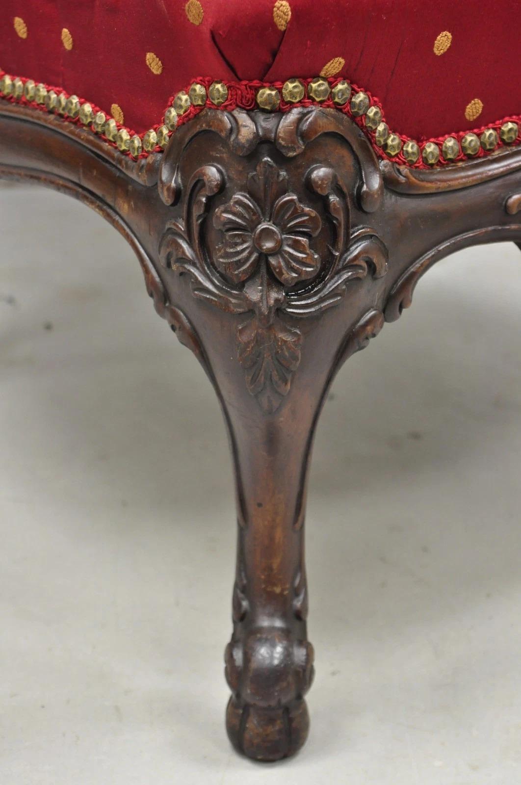 20ième siècle Ancien fauteuil de salon de bibliothèque en acajou rouge sculpté de style géorgien anglais en vente