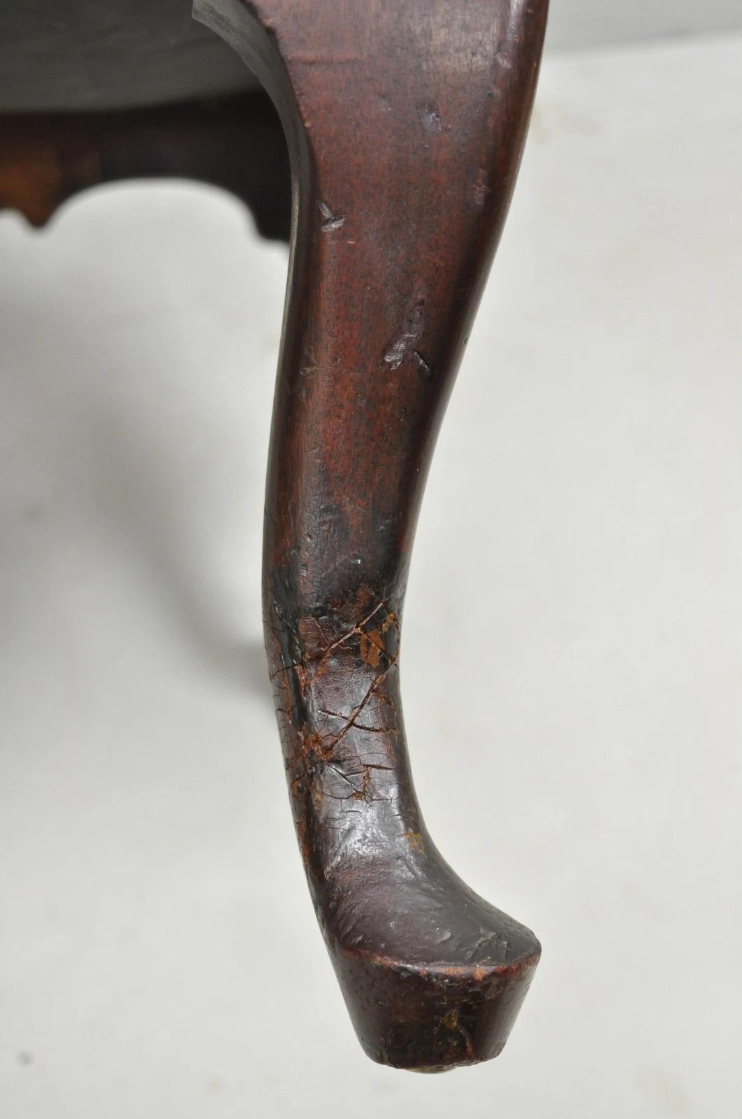 Ancien fauteuil de salon de bibliothèque en acajou rouge sculpté de style géorgien anglais en vente 2