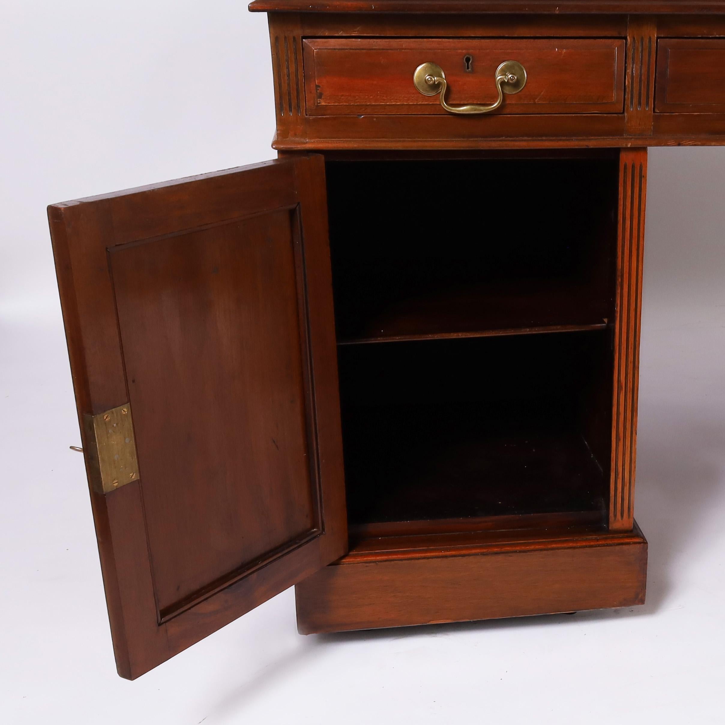 Ottone Antico scrittoio inglese con piano in pelle in stile georgiano in vendita