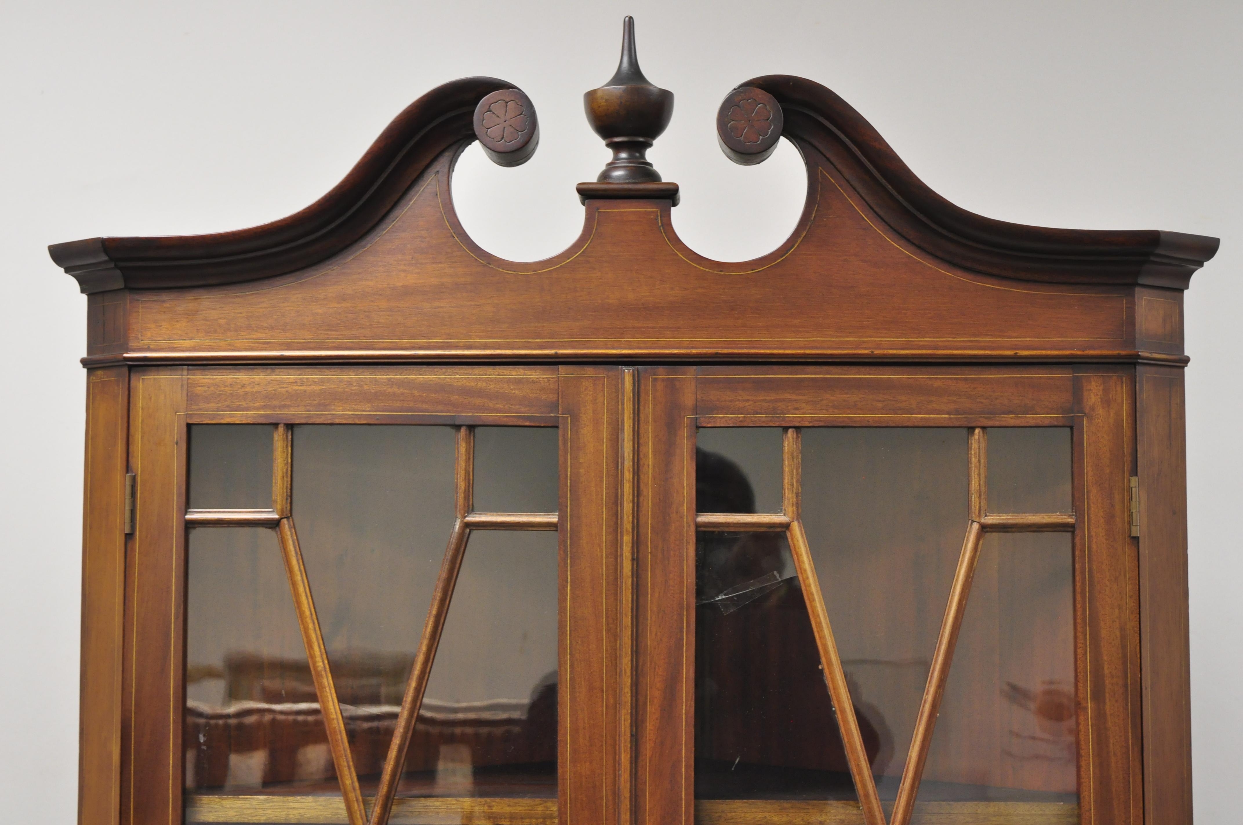 Ancienne vitrine de Chine d'angle en acajou de style géorgien anglais, vitrine curio. Cet objet comporte des vitres individuelles, des incrustations au crayon, une construction en bois massif, un beau grain de bois, deux portes battantes, une