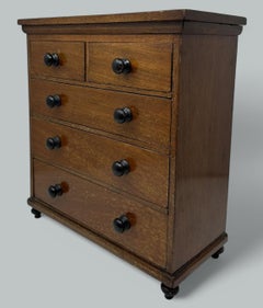 Antico cassettone inglese in stile georgiano in miniatura in mogano del XIX secolo