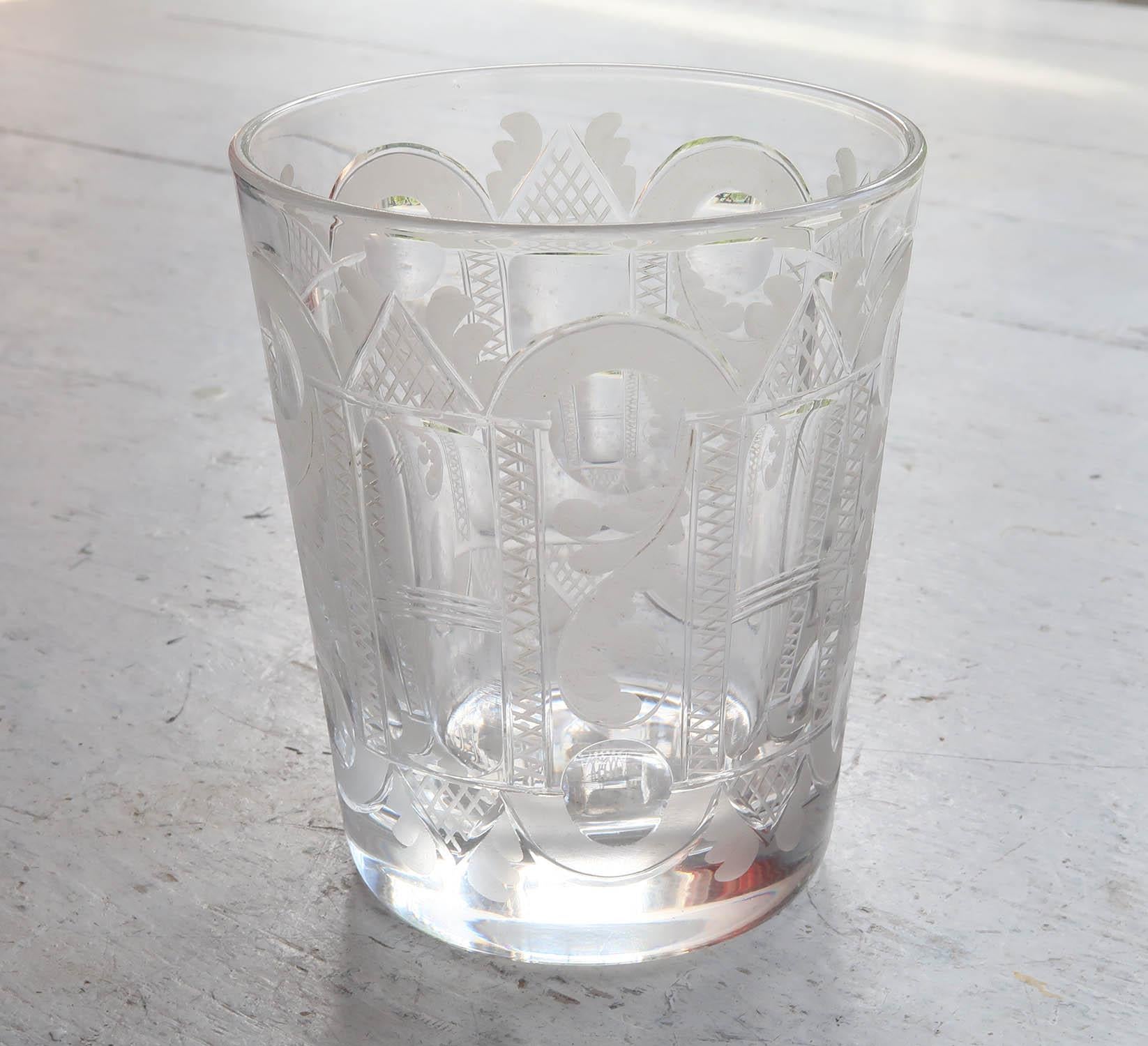Wunderschöner Whisky-Tumbler im georgianischen Stil

Ungewöhnlichstes fast architektonisches Ornament

Fein geschliffenes, graviertes und geätztes Kristall.

Sehr angenehm zu benutzen.

Schwere Qualität

 In perfektem Zustand.

