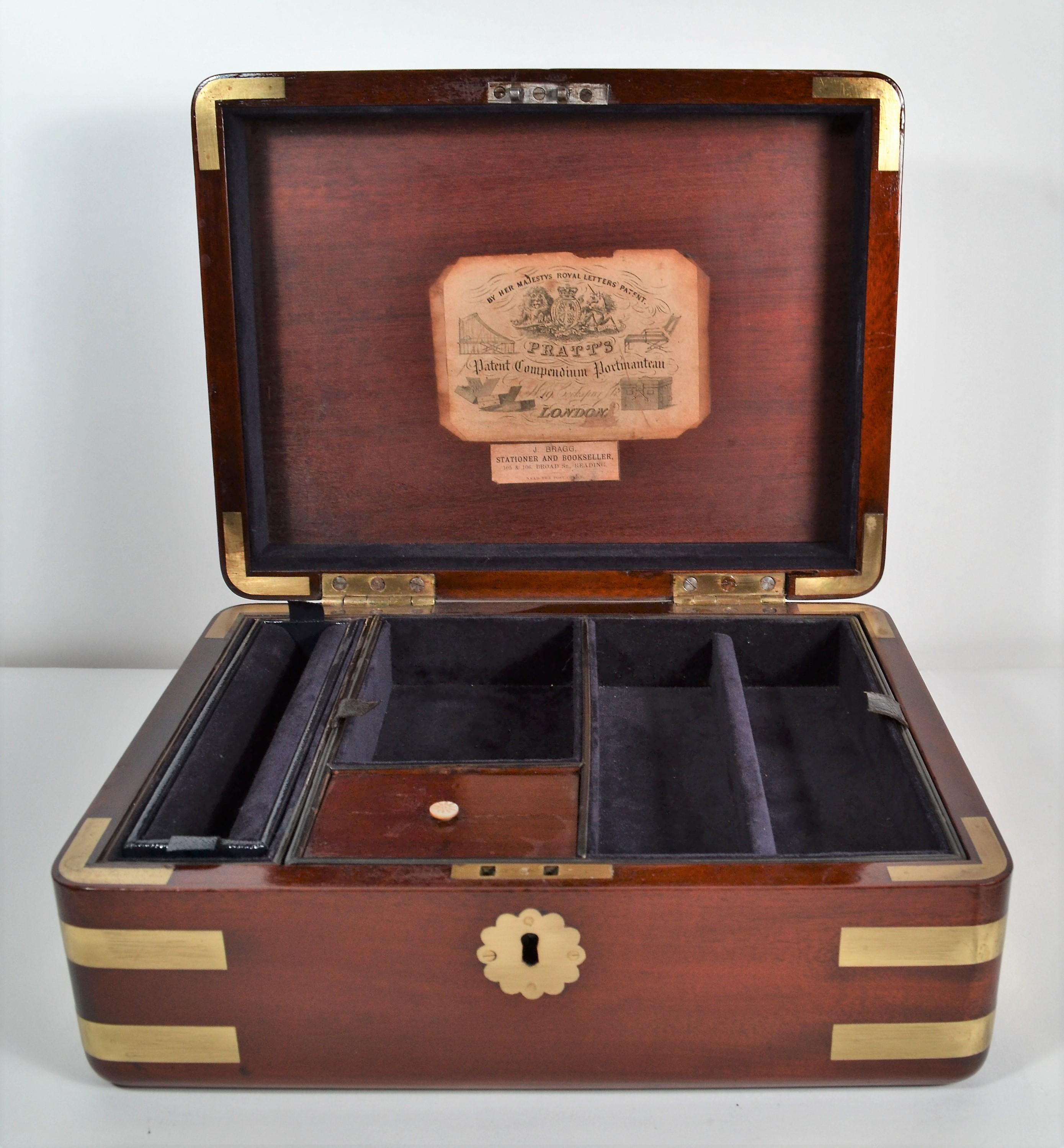 Antique English Gentleman’s Fitted Traveling Box In Good Condition In New Orleans, LA