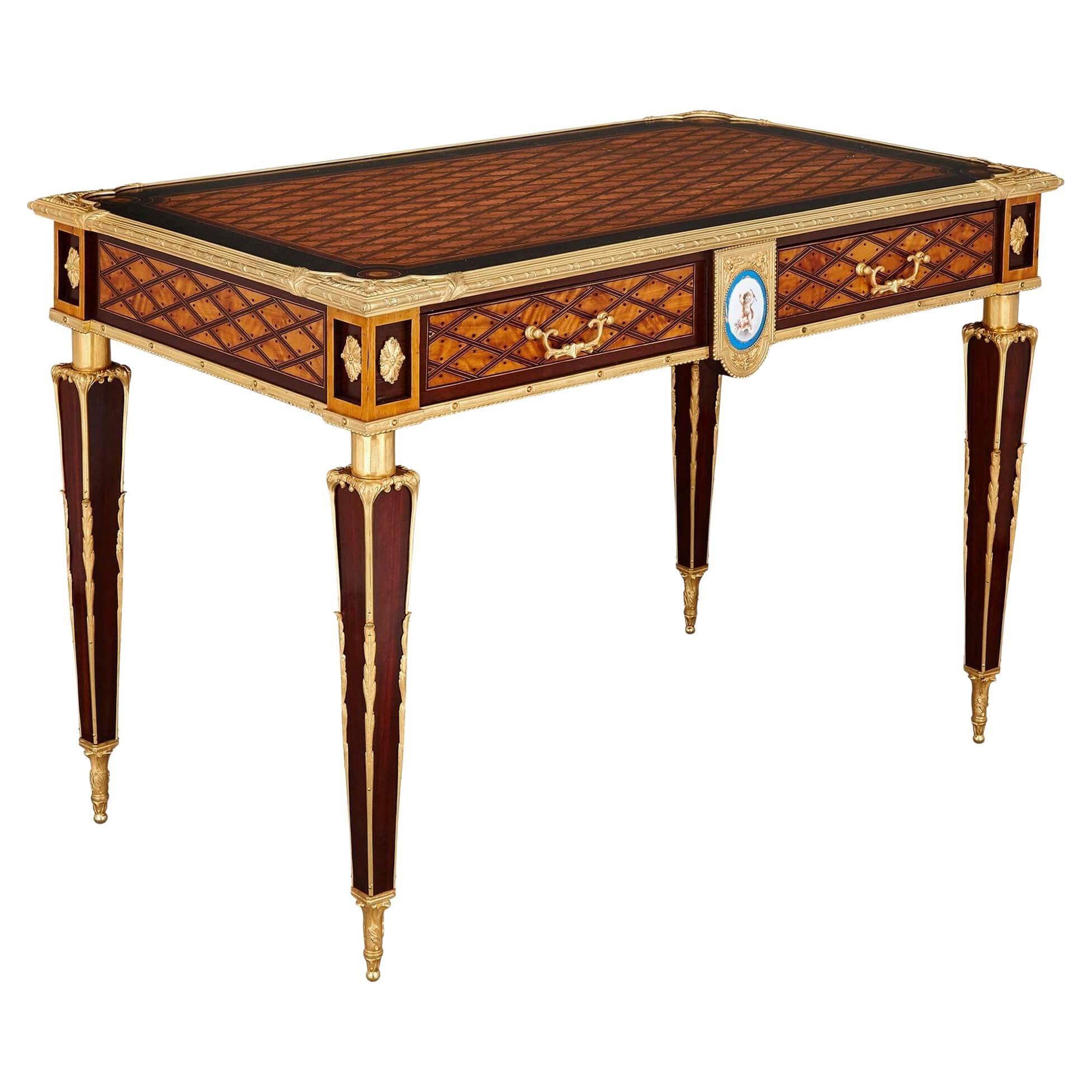 Bureau anglais ancien en bronze doré et marqueterie de Donald Ross en vente