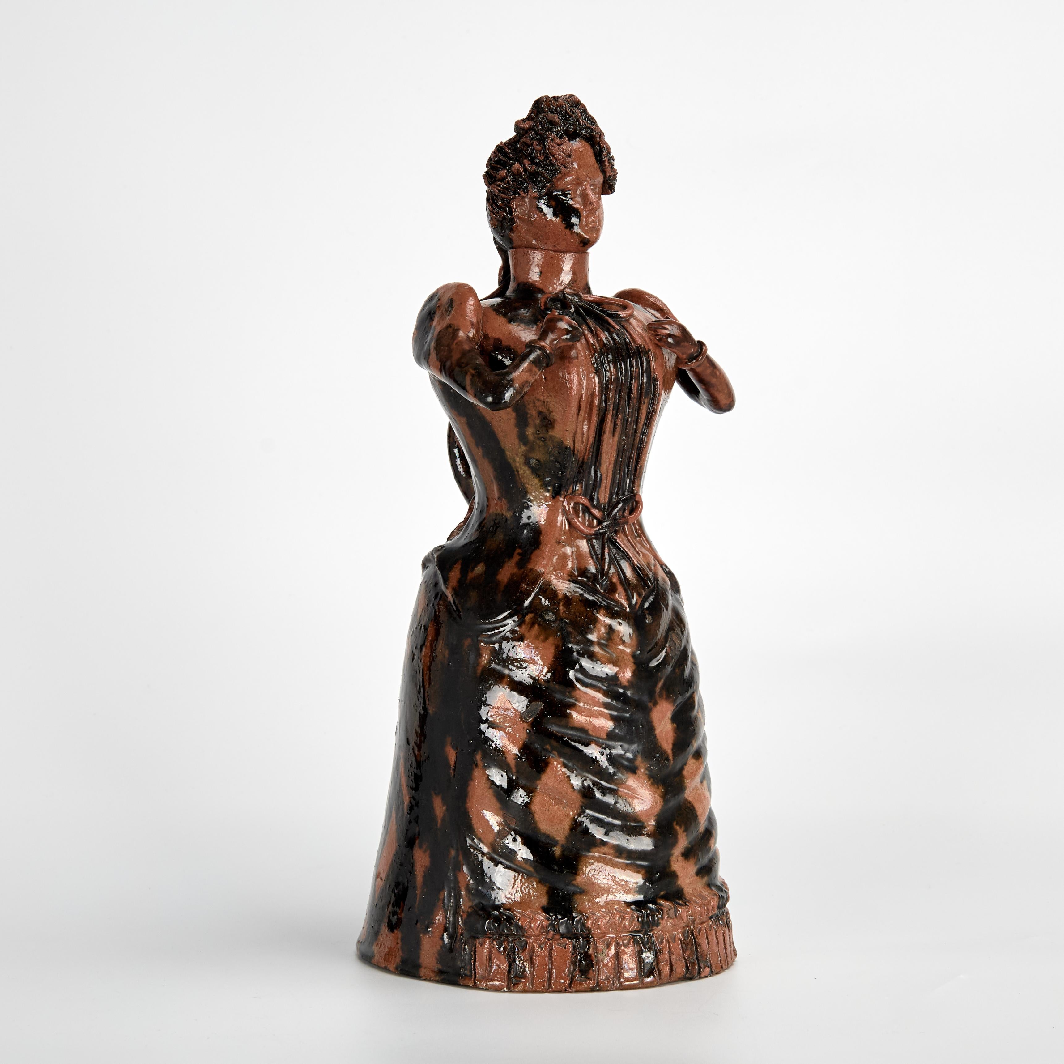 Rara e inusual botella inglesa del siglo XIX hecha a mano en terracota con forma de mujer vestida, decorada y acabada con esmalte. 