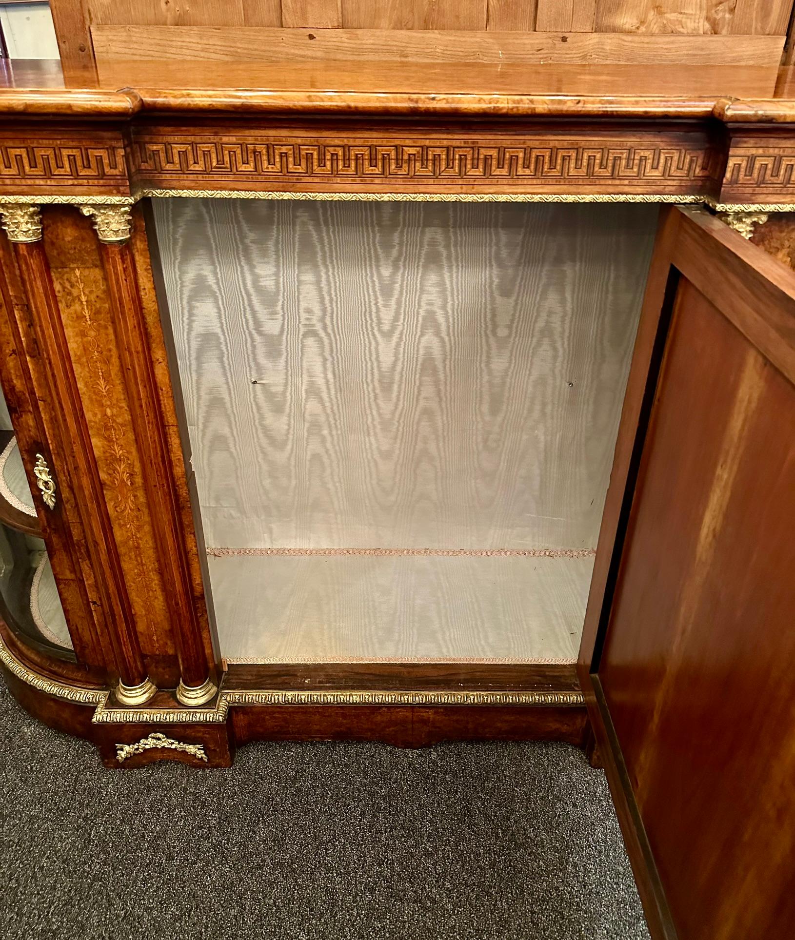 Credenza Serpentina Inglesa Antigua Montada en Bronce Dorado y Nogal Negro Circa 1870 en venta 1