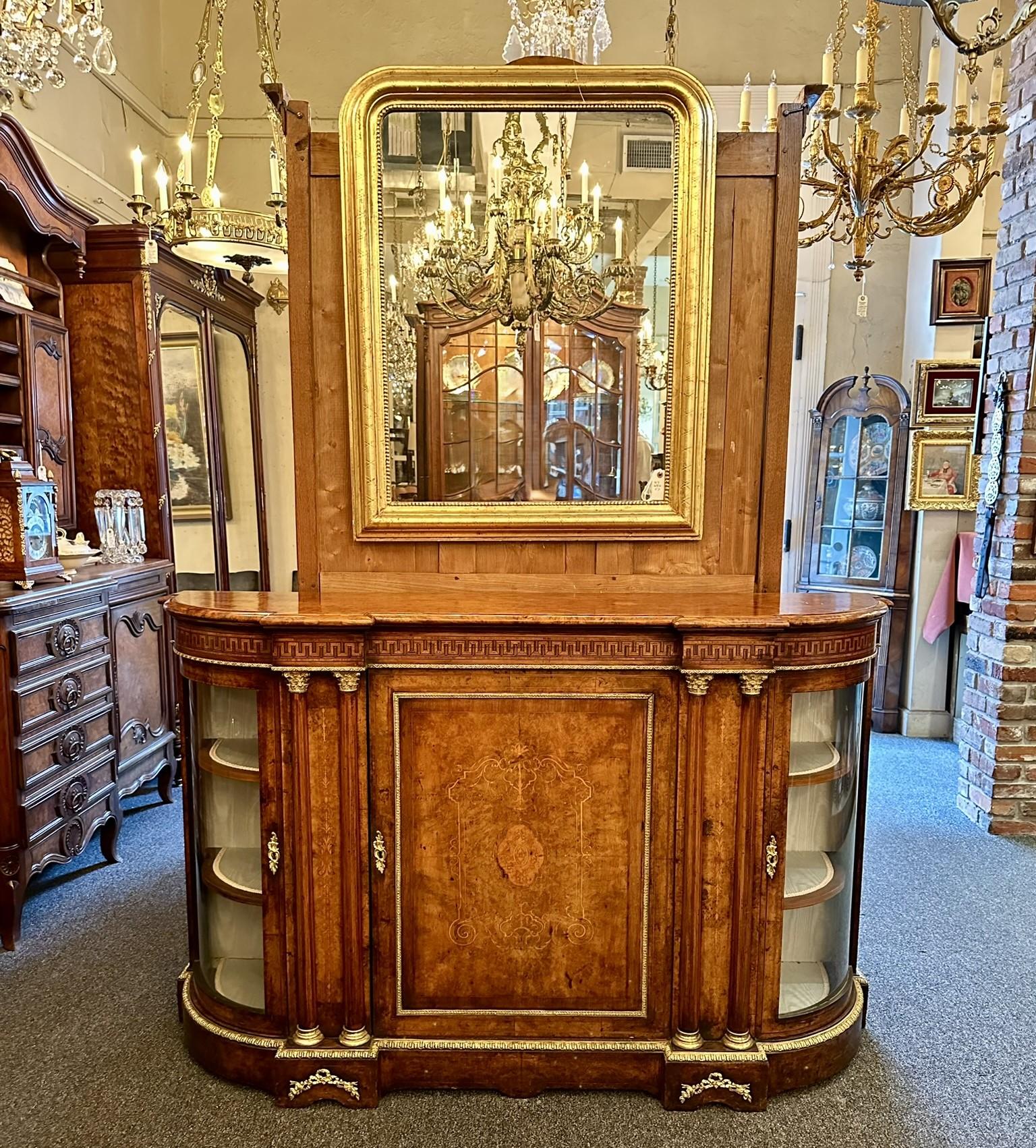 Credenza Serpentina Inglesa Antigua Montada en Bronce Dorado y Nogal Negro Circa 1870 en venta 3