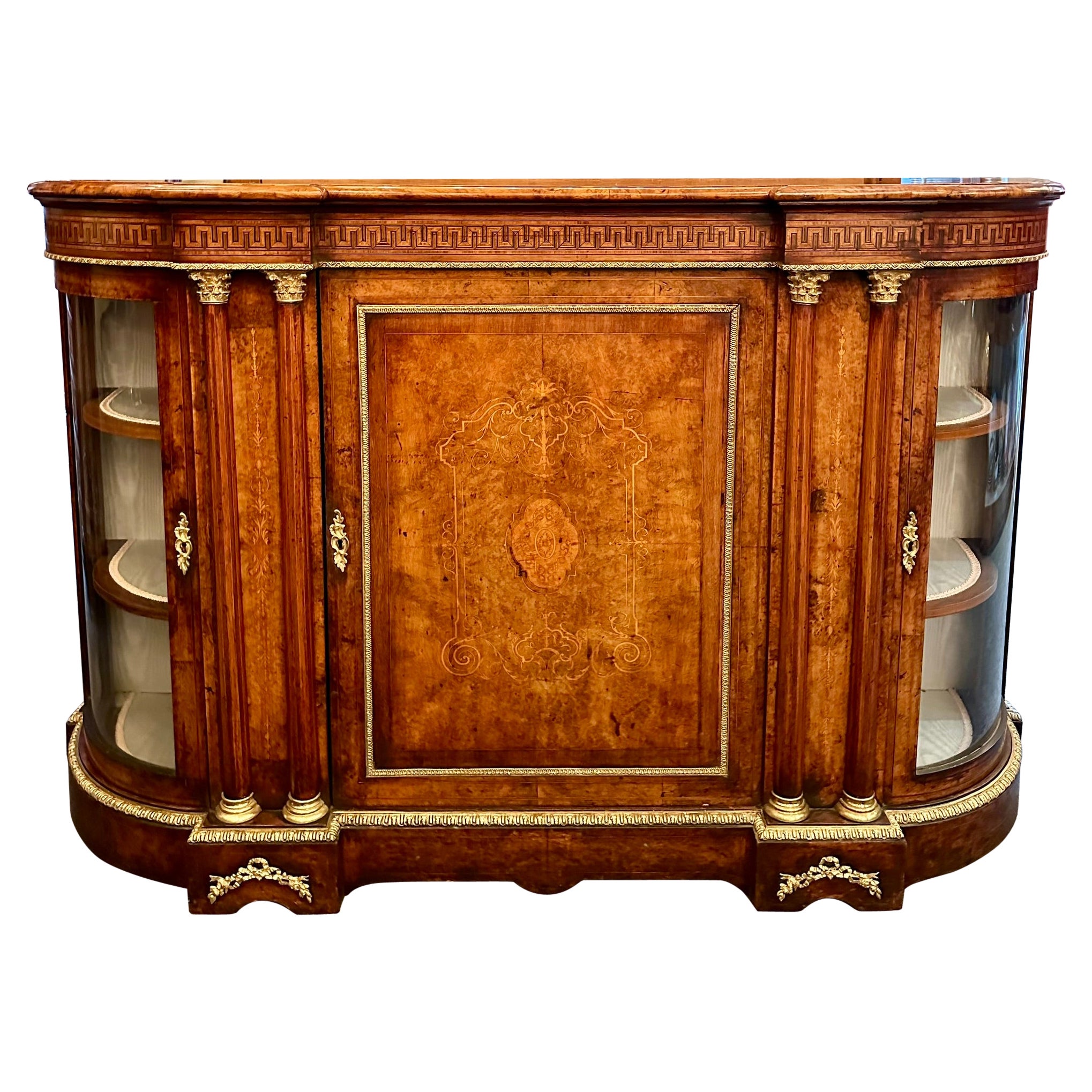 Antica credenza inglese in bronzo dorato con montatura in noce nero a serpentina Circa 1870 in vendita