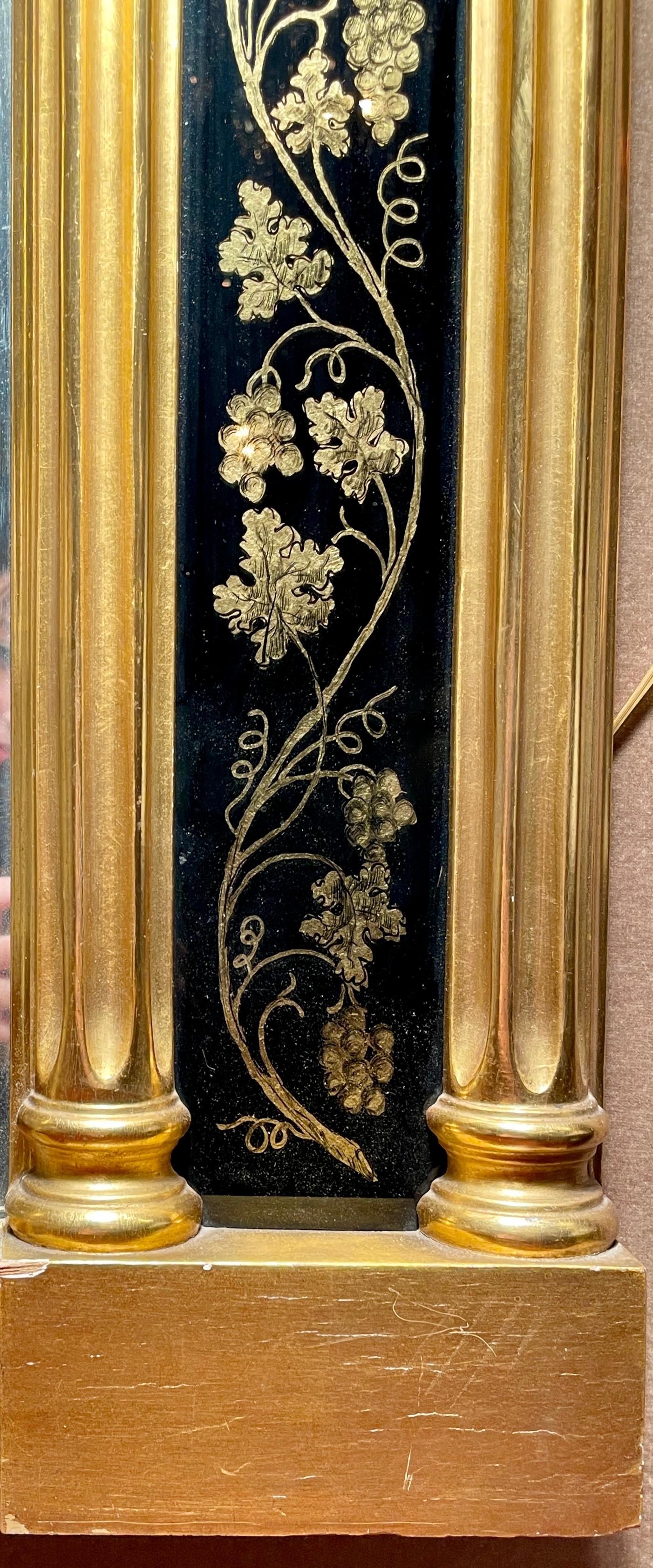 Anglais Antique miroir anglais églomisé en feuilles d'or et verre peint au verso, vers 1920 en vente