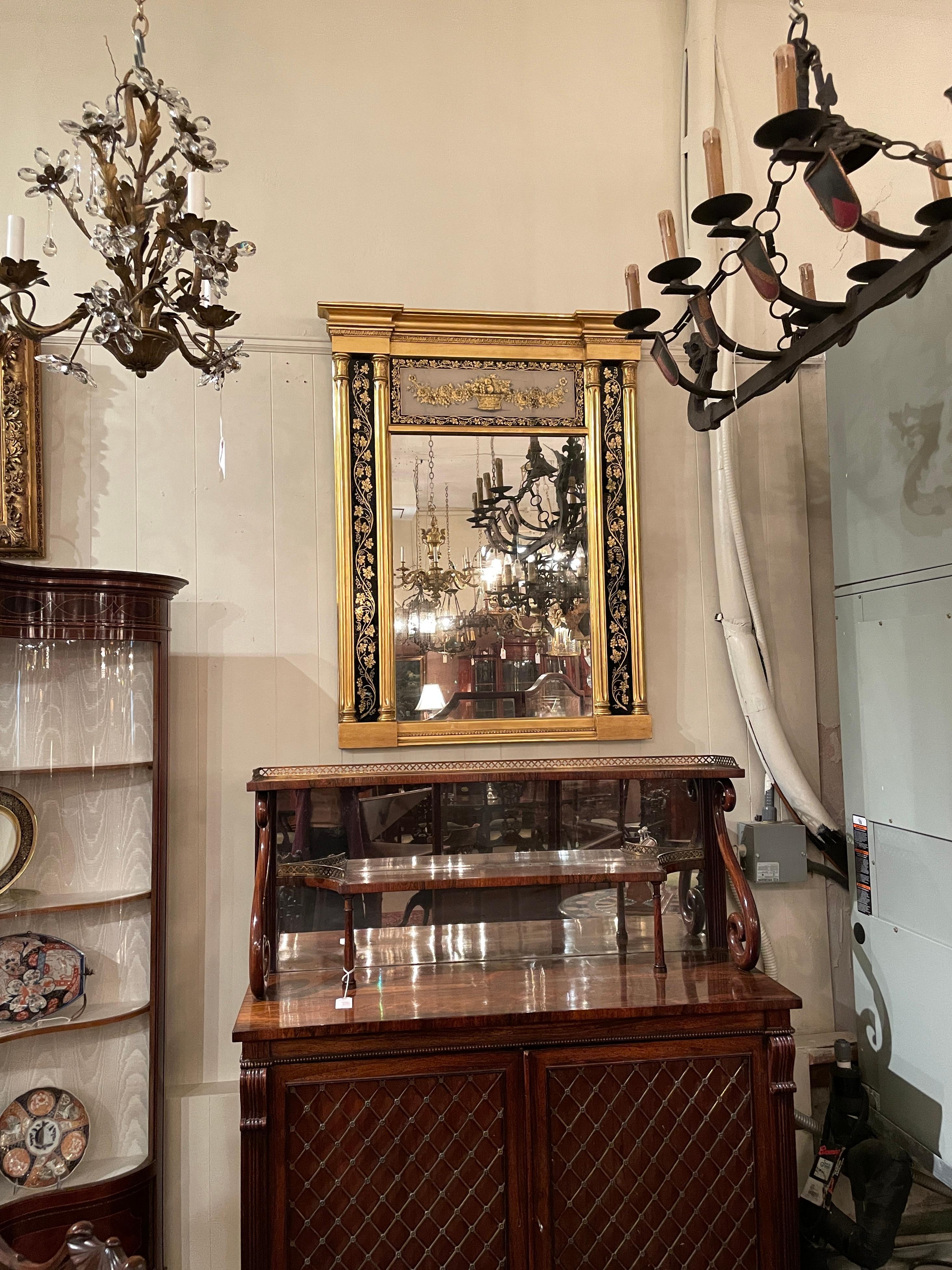 Antique miroir anglais églomisé en feuilles d'or et verre peint au verso, vers 1920 Bon état - En vente à New Orleans, LA