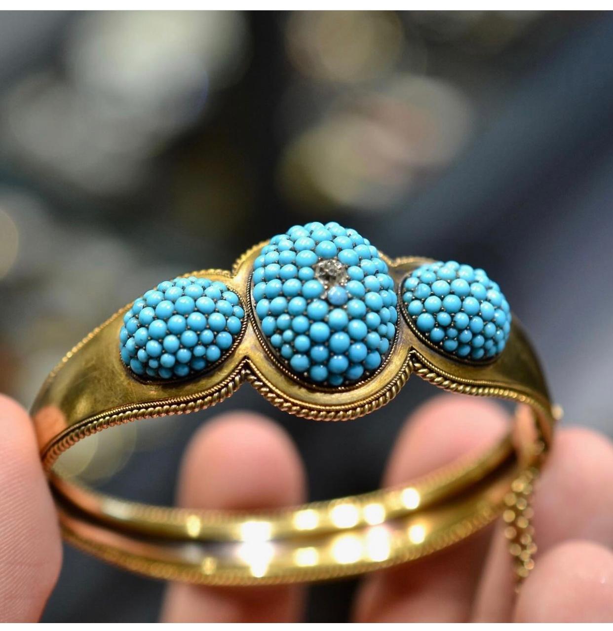 Antique English Gold Turquoise and Diamond Bangle Bracelet, 1870's In Excellent Condition For Sale In Firenze, IT