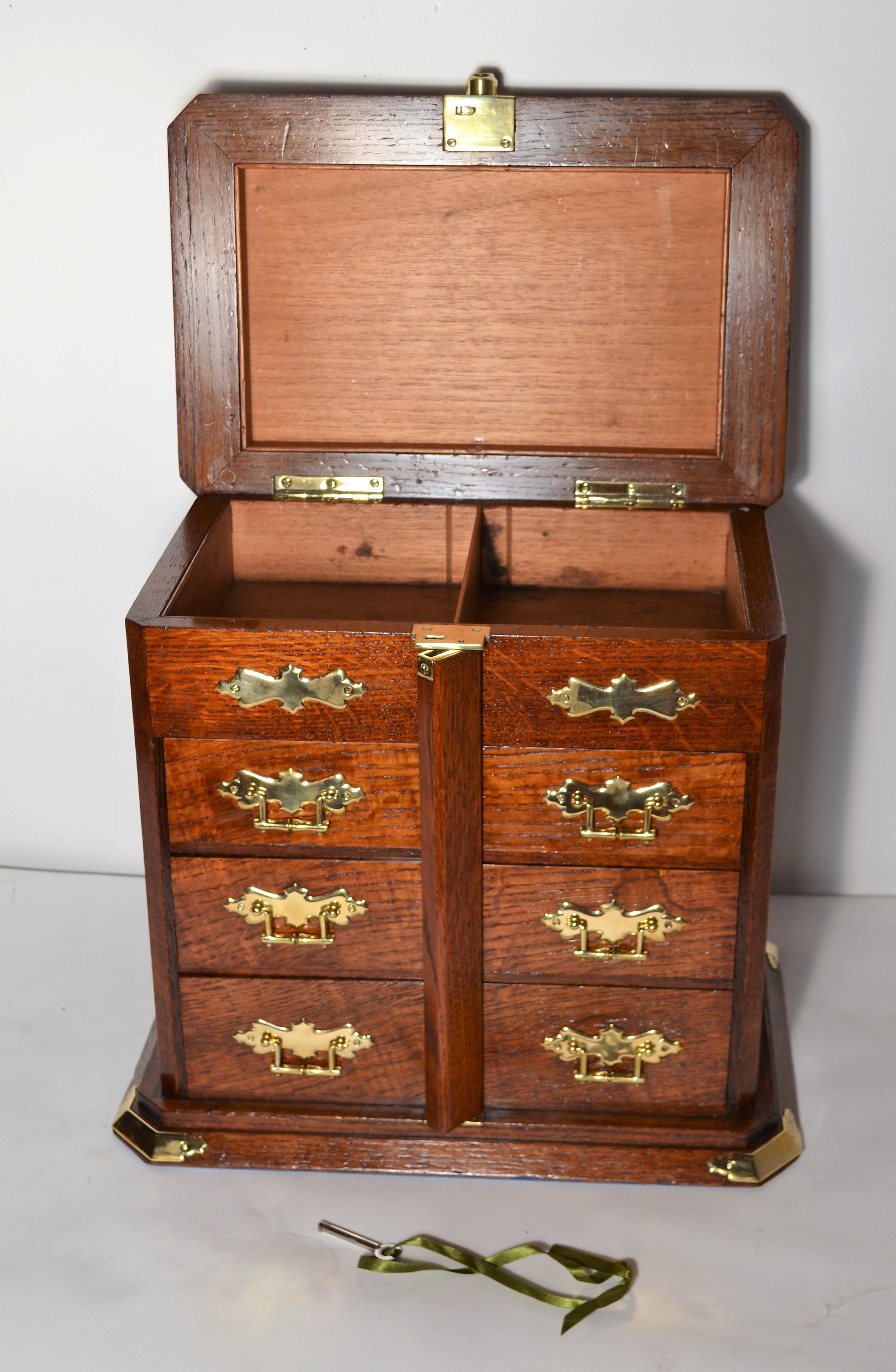Antique English Golden Oak Cigar Box, circa 1880 In Good Condition For Sale In New Orleans, LA