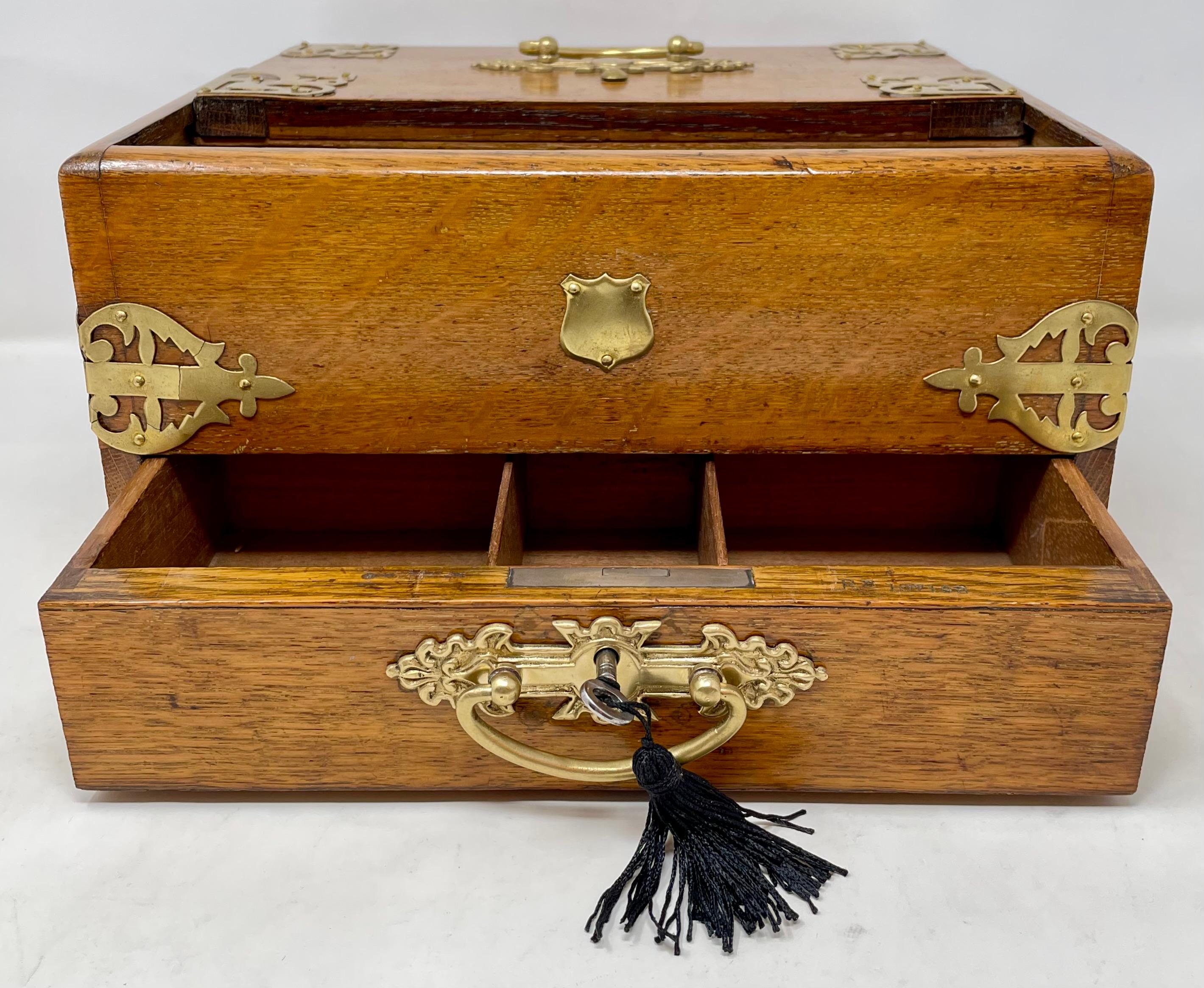 Antigua caja de ahumador mecánico inglesa de roble dorado, circa 1890.