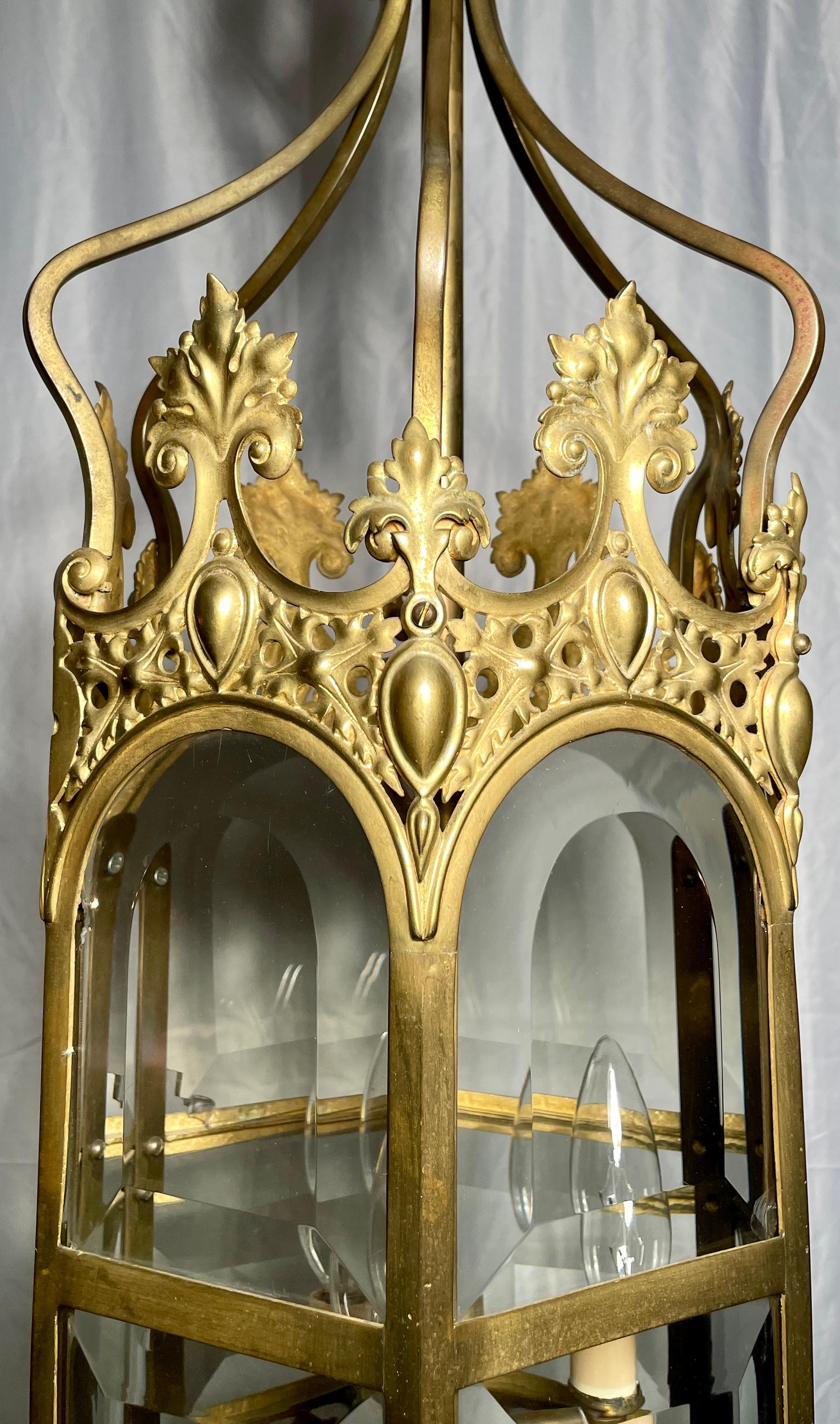 Antike englische gotische Flurlaterne aus Goldbronze, um 1900. im Zustand „Gut“ im Angebot in New Orleans, LA