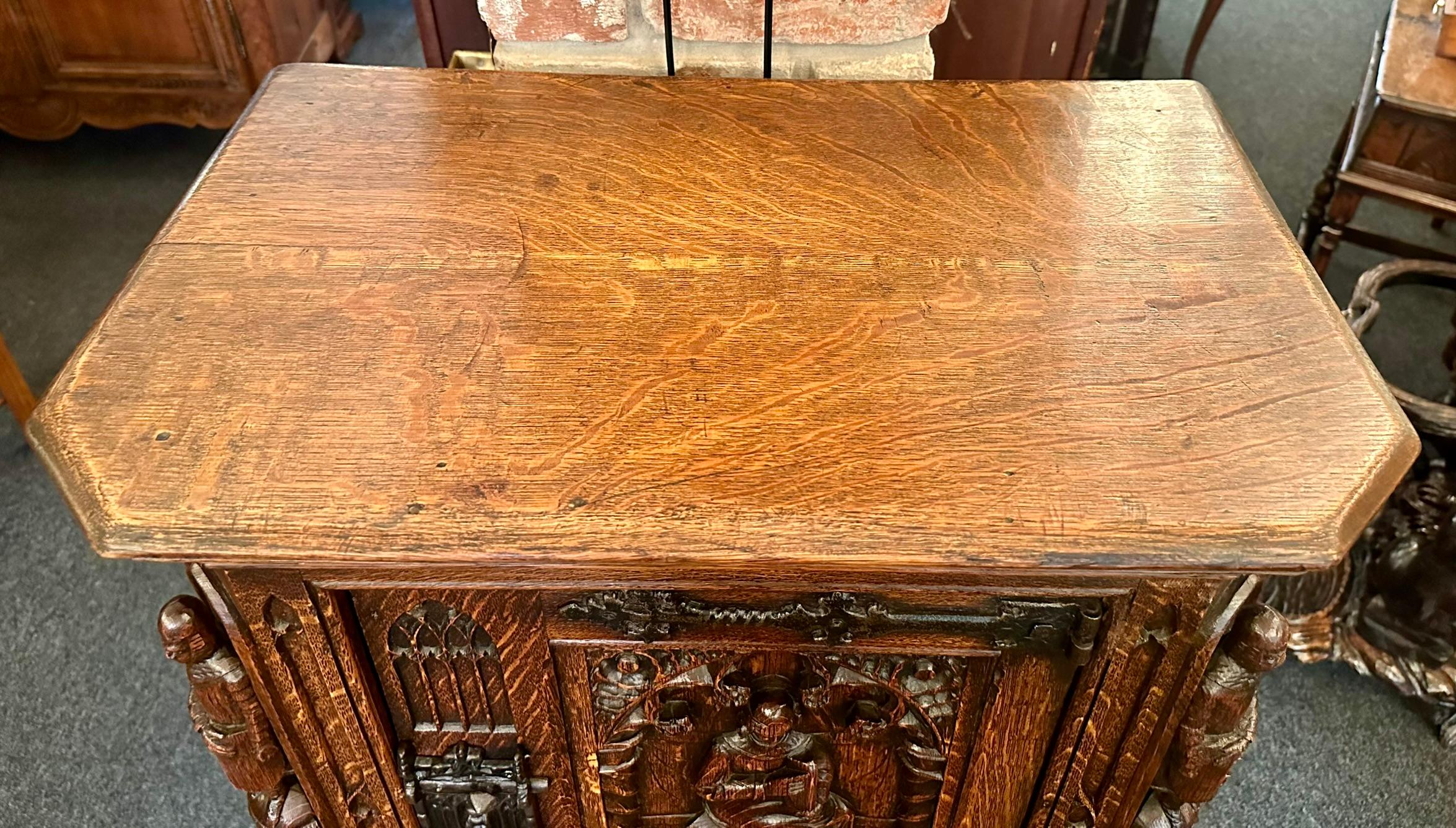 Antiker englischer gotischer Schrank aus geschnitzter Eiche mit einer Tür, ca. 1870er Jahre. im Angebot 5